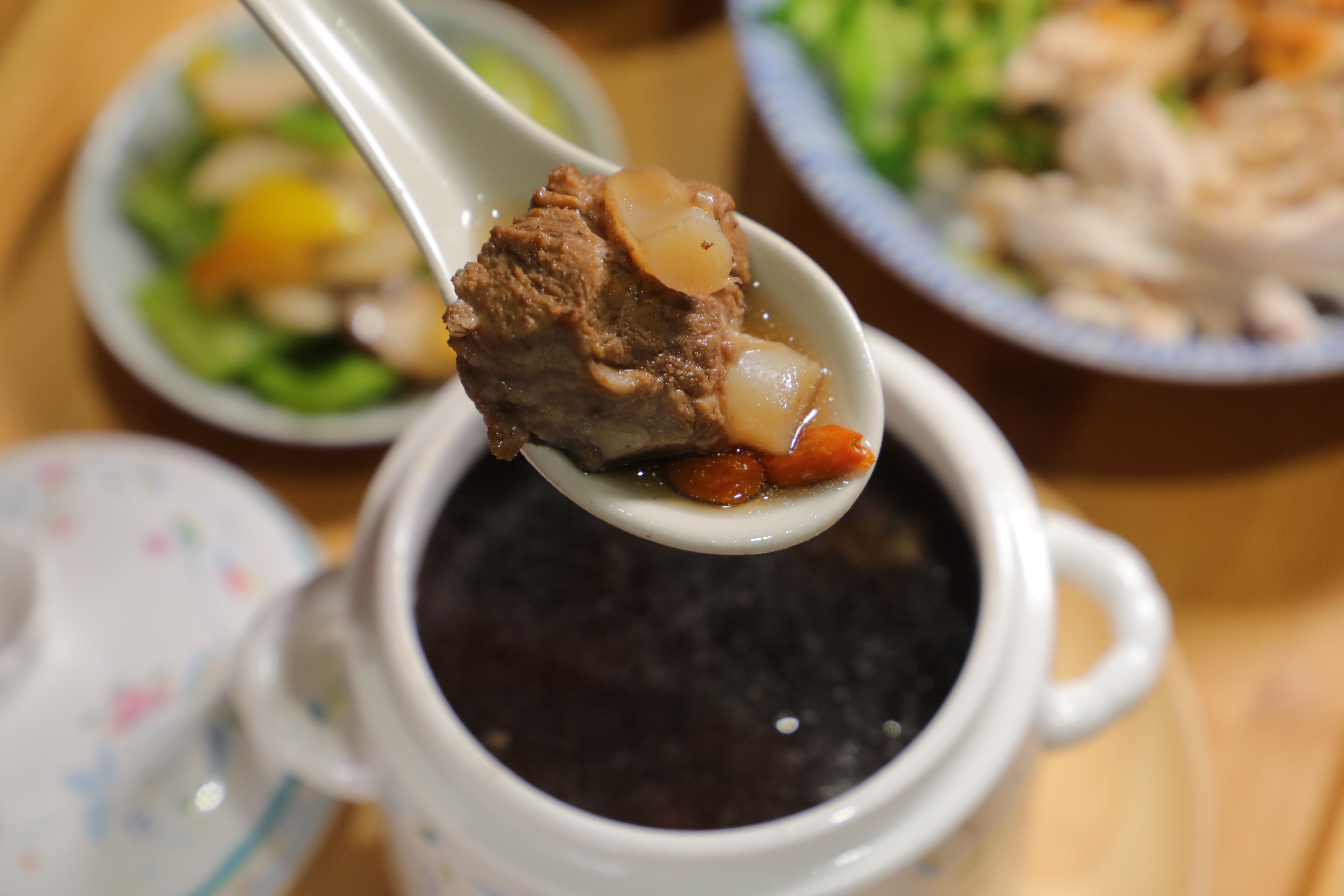 「盅正騼」的「黑白胡椒燉排骨」喝起來就像台版肉骨茶，充滿胡椒香氣與辣度。（150元／份）