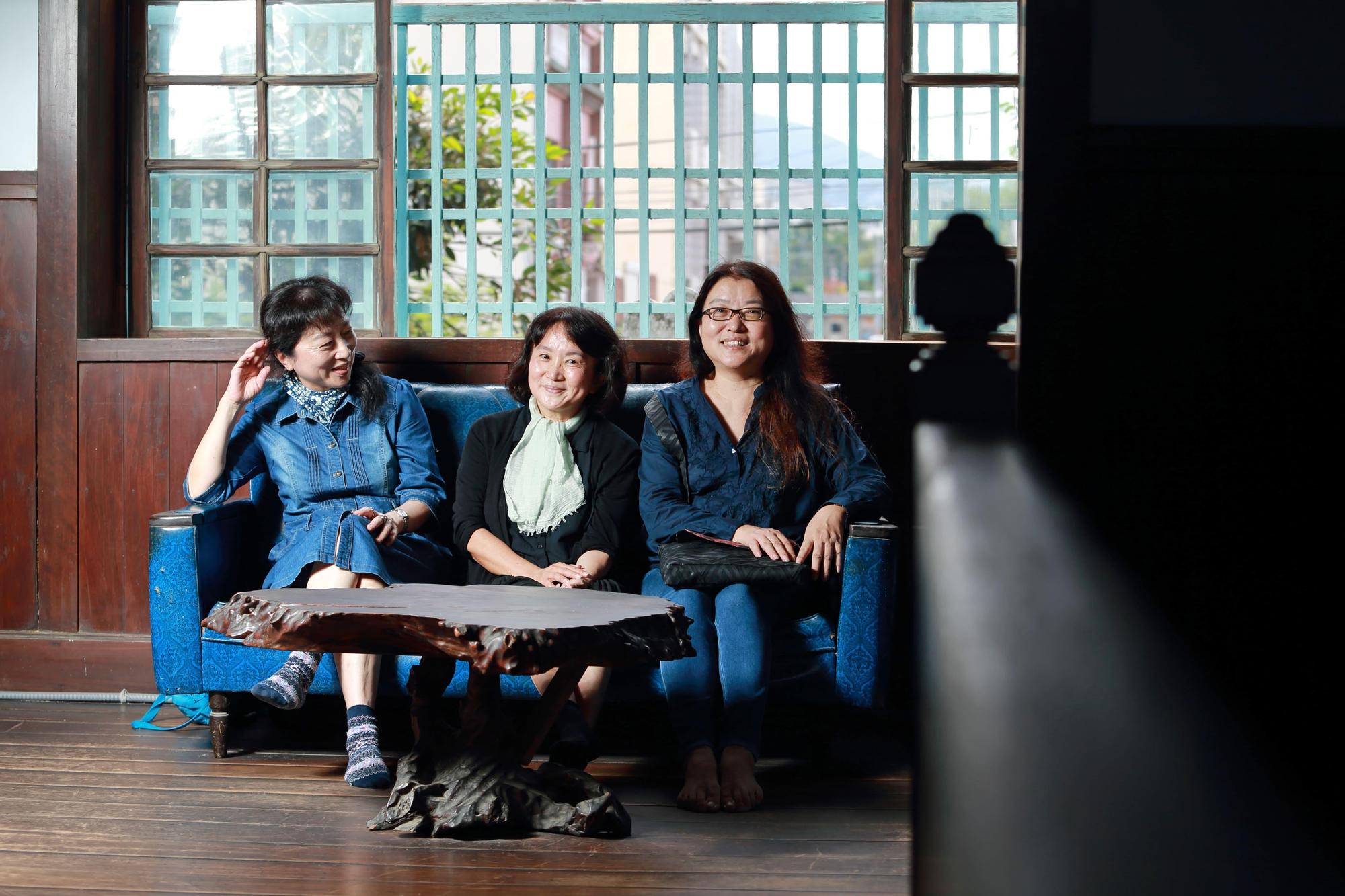 「他們在島嶼寫作」第3系列5部作品中,文學朱家有兩部,上集為朱西甯和劉慕沙《願未央》,下集為朱天文(左起)、朱天心和朱天衣《我記得》 。(目宿媒體提供)