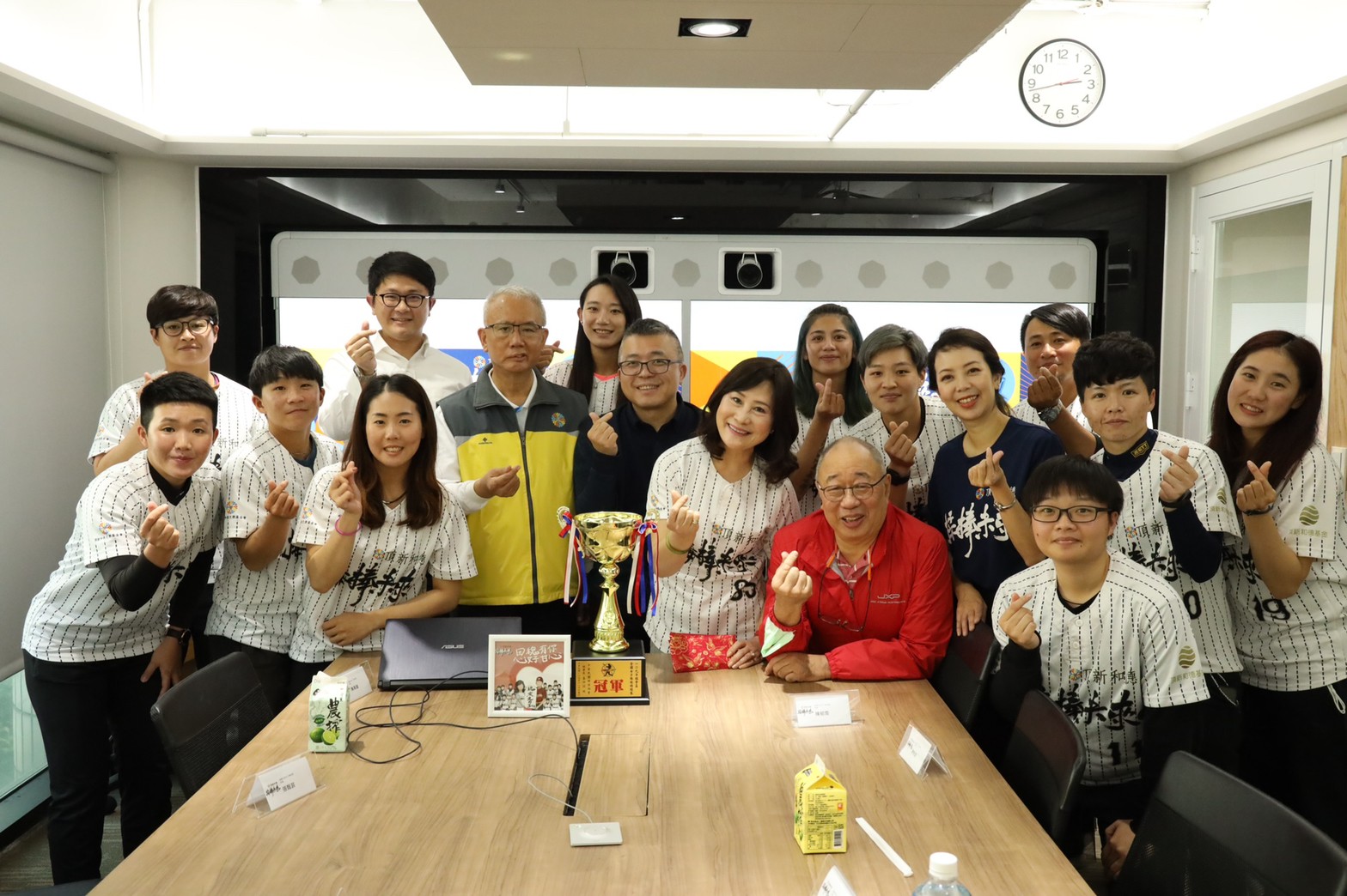 接棒未來女棒隊球員（左起）、頂新和德文教基金會創辦人魏應充、雪芃設計顧問有限公司董事長謝中川、接棒未來女棒隊領隊謝榮瑤、頂新和德文教基金會董事長沈呂百、頂新和德文教基金會副執行長蕭巧怡。（頂新和德文教基金會提供）