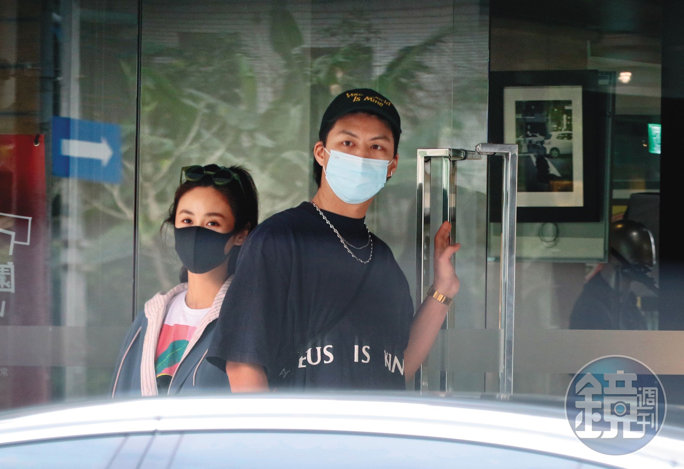 15：43 吳姍儒男友約大她1歲，兩人對戀情都很開放，經常公開出遊曬愛。