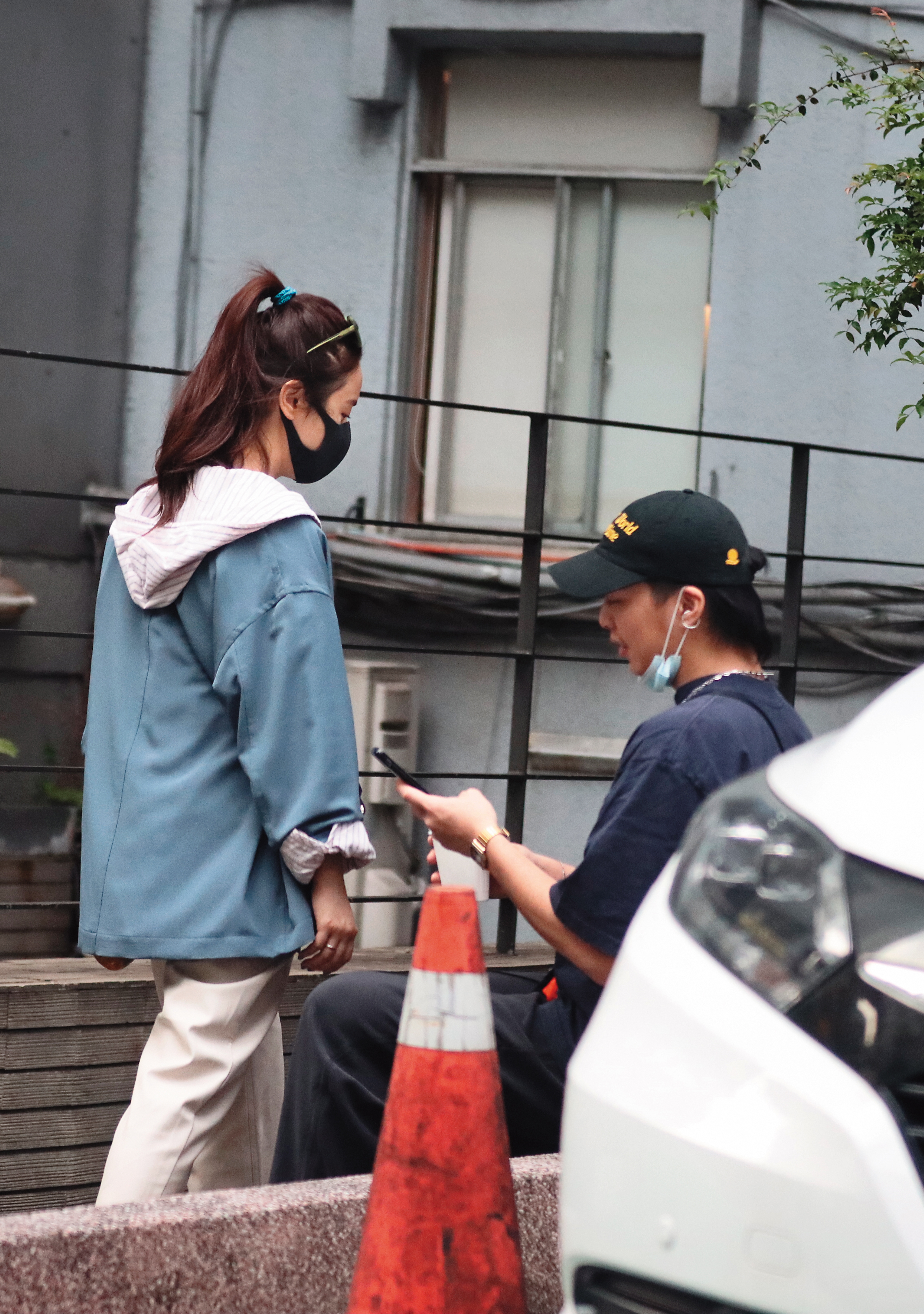 15：55 吳姍儒和男友買了飲料後到附近路邊花圃坐下閒聊。