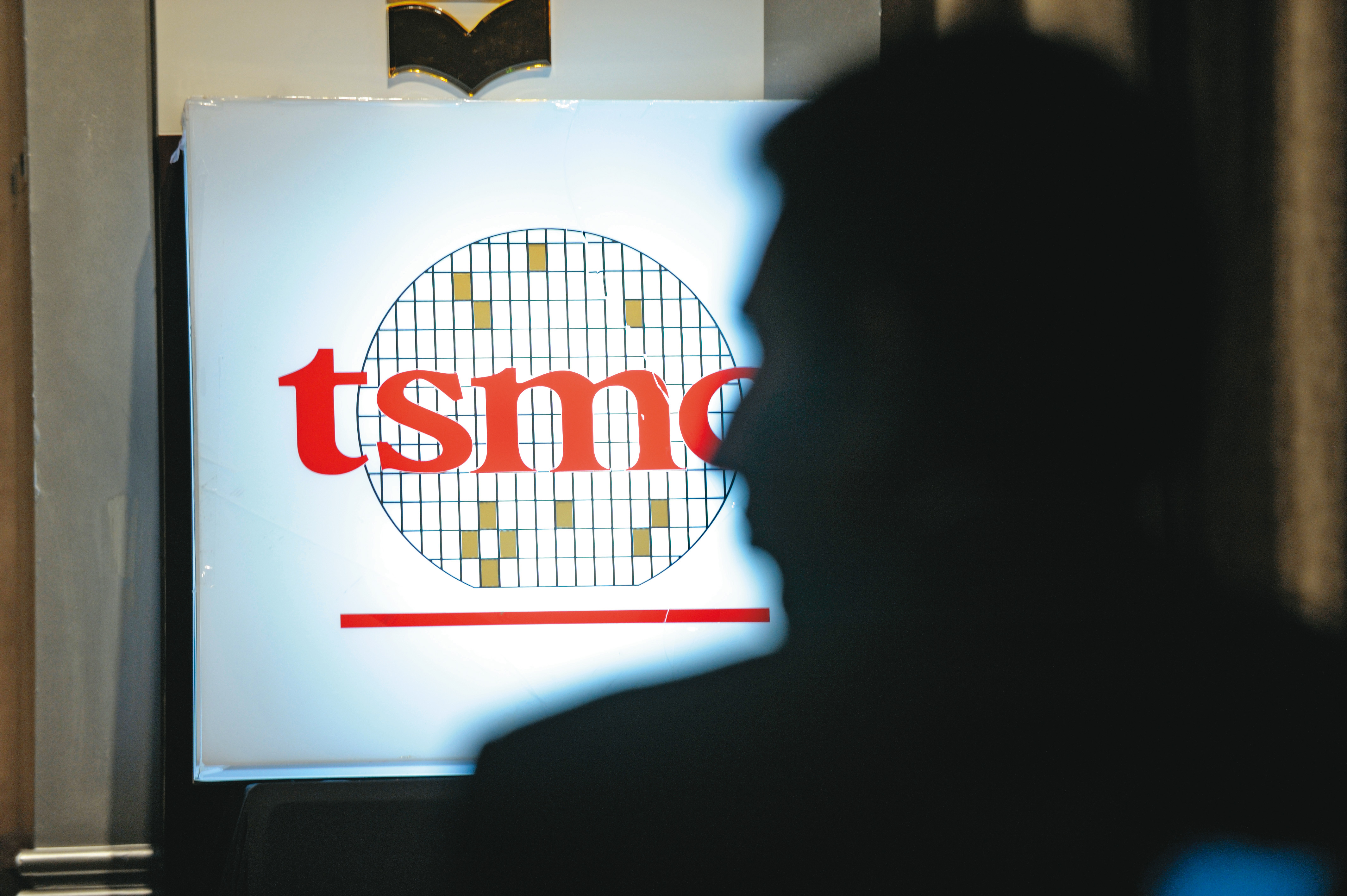 如果看好台積電，可利用期貨操作放大報酬，但須留意波動風險也是相對的。