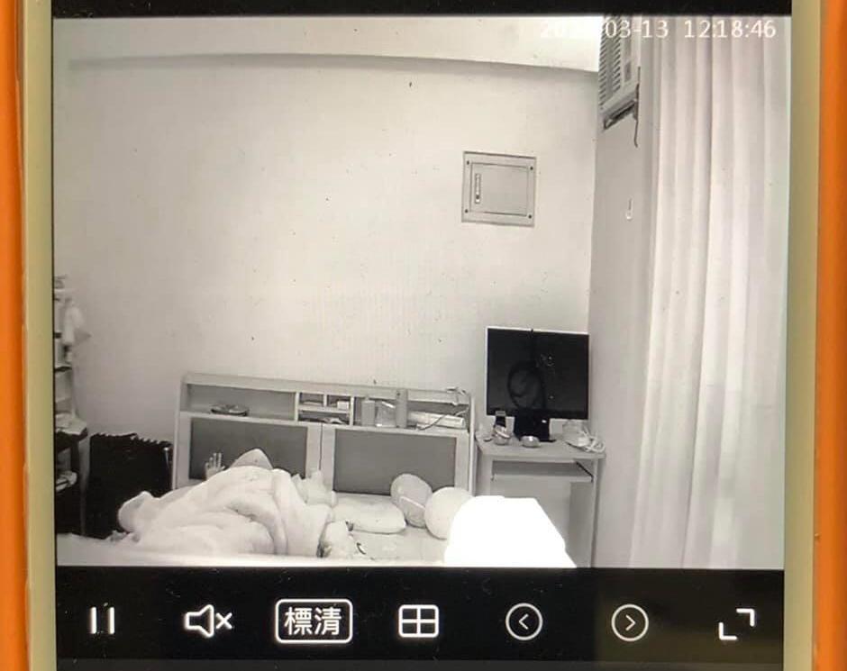 一名網友分享與女兒的有趣互動,卻因監視器引發網派網友論戰。(翻攝自爆廢公社臉書)