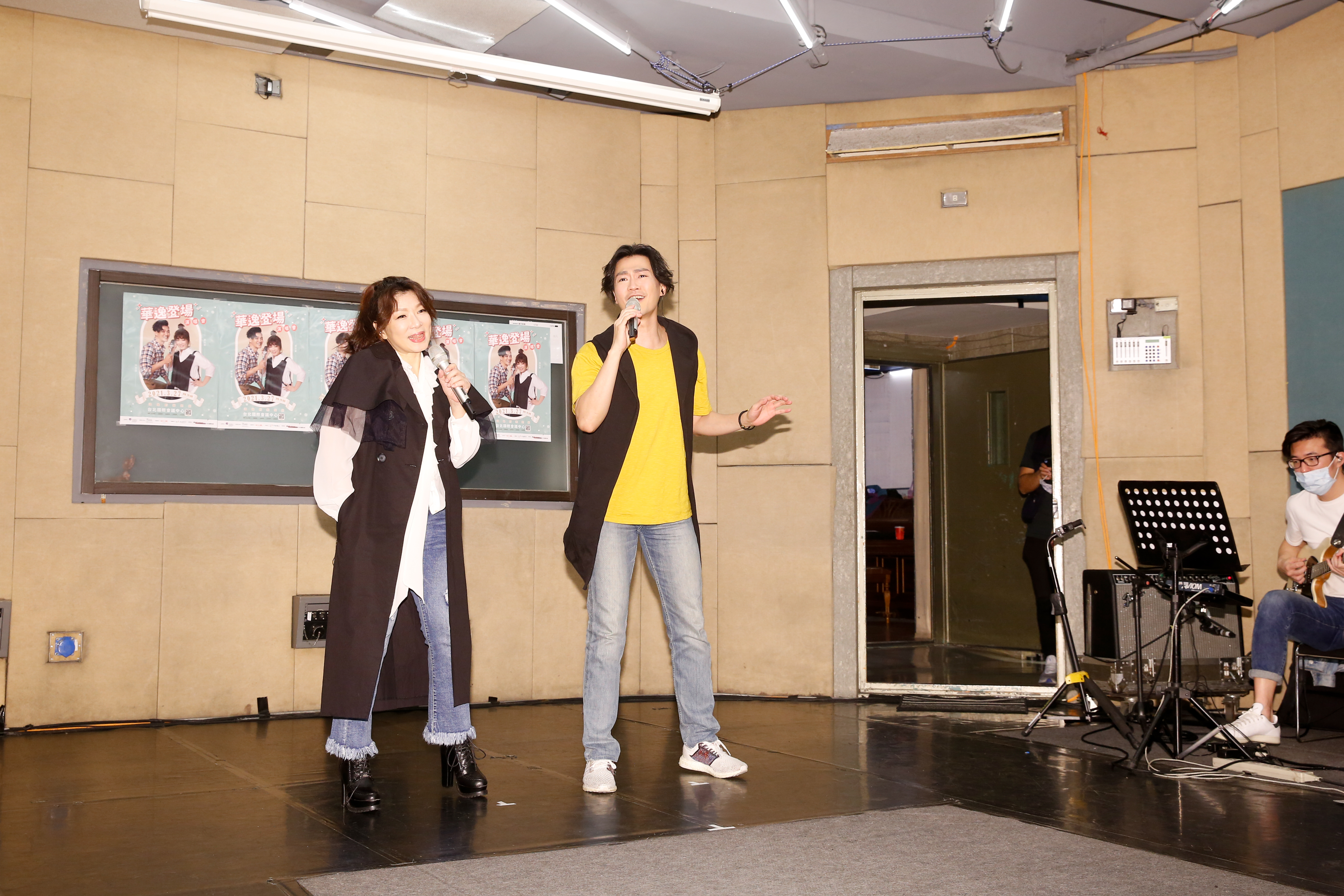 趙詠華（左）與林俊逸（右）為3月27日在台北國際會議中心舉辦「華逸登場」演唱會彩排。