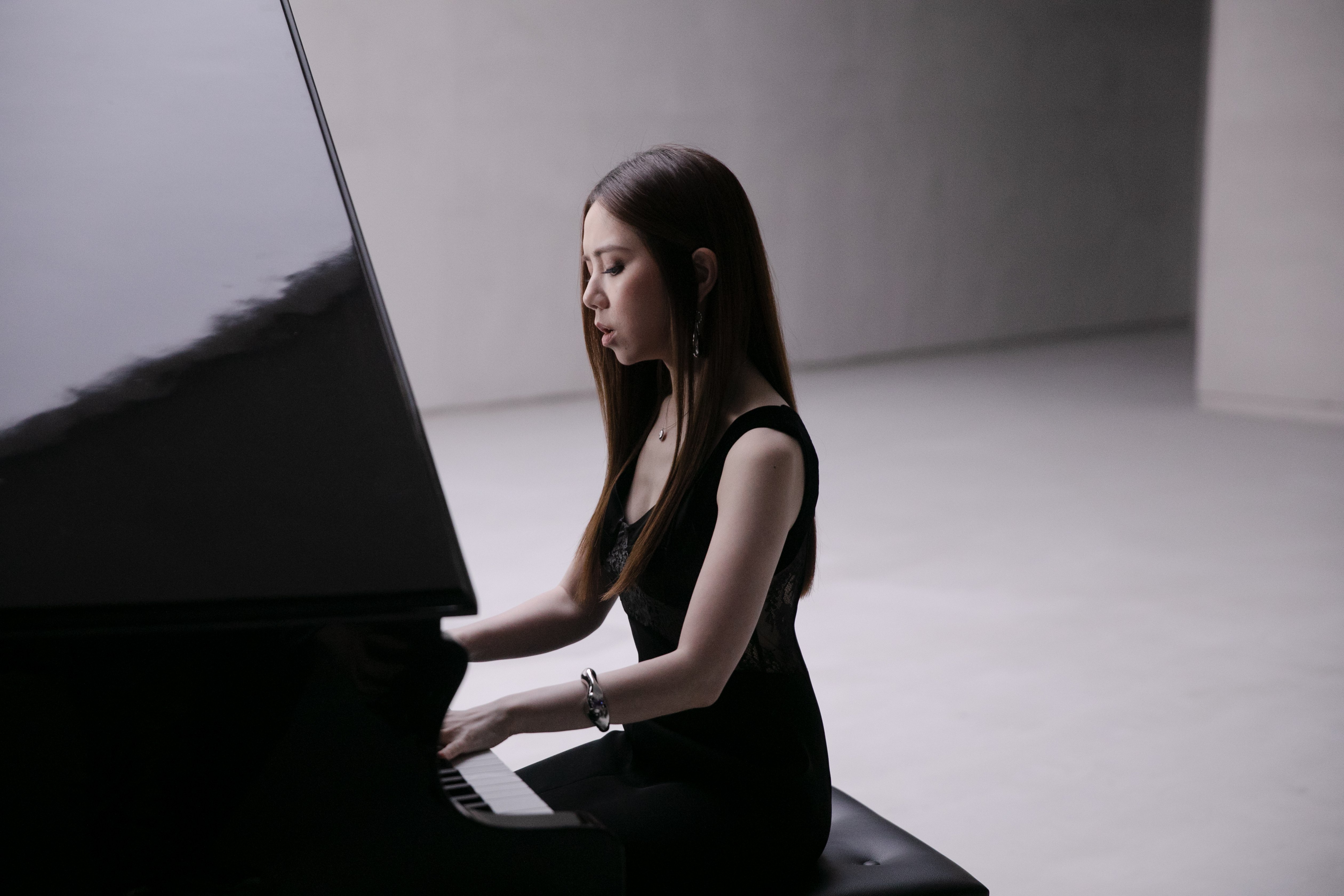 鄧紫棋繼年初推出單曲〈平行世界〉後，再推出去年內心獨白作品〈孤獨〉MV。（索尼音樂提供）