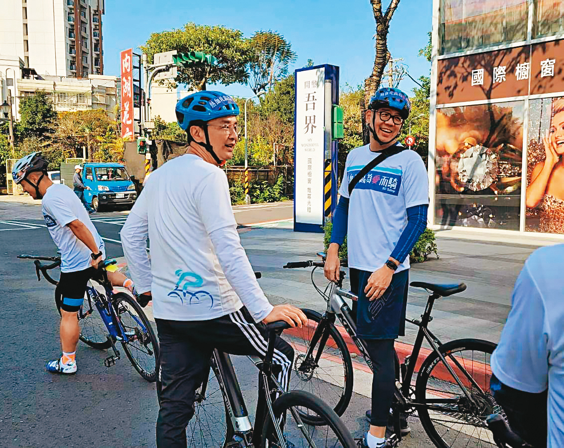 連勝文（右）近日密會朱立倫（左），引起黨內結盟抗江的想像。圖為1月30日國民黨自行車公益之旅。（翻攝連勝文臉書）