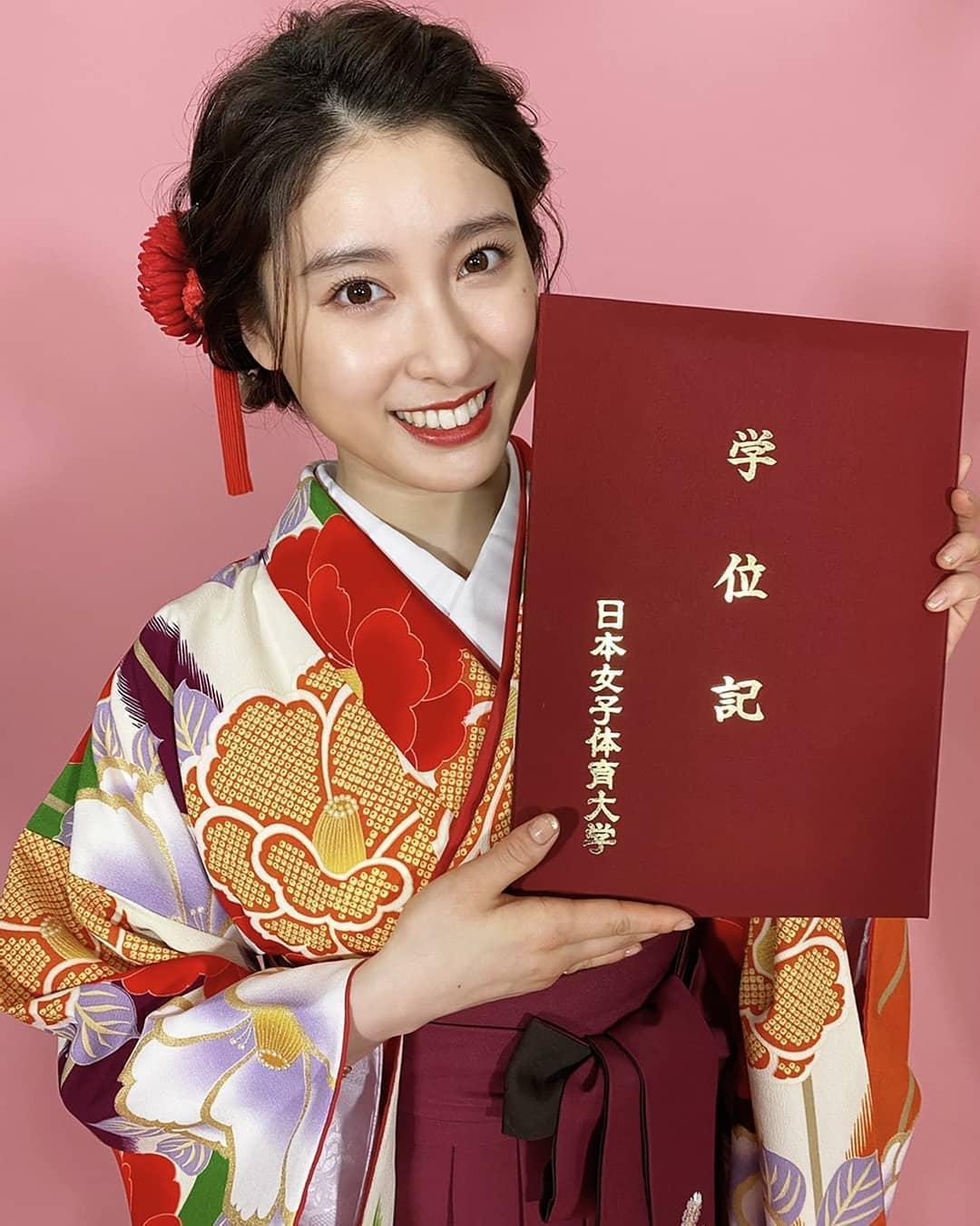 土屋太鳳留級三次後今年終於順利畢業,在IG曬畢業證書與粉絲分享喜悅。(翻攝自土屋太鳳Instagram)