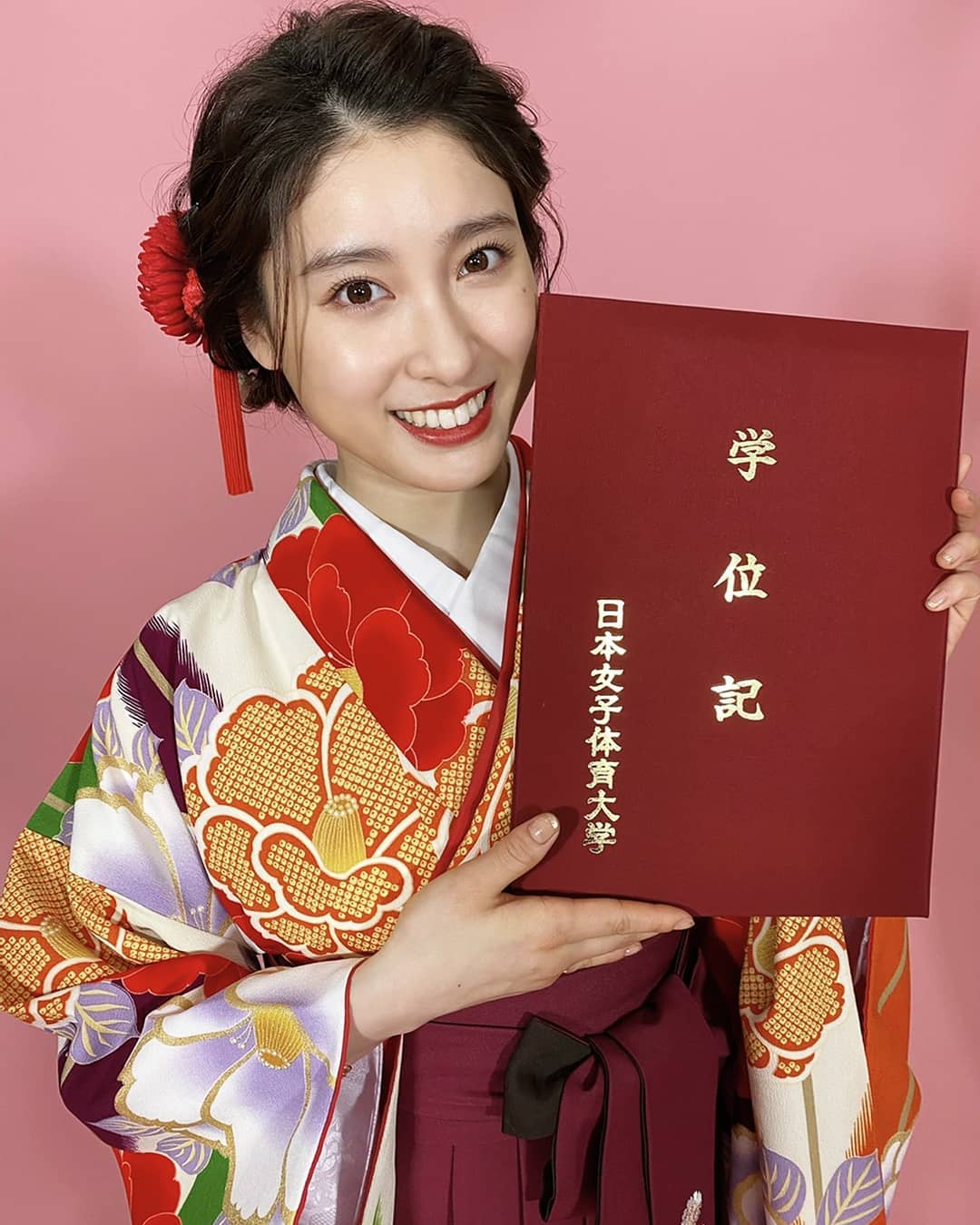 土屋太鳳留級三次後今年終於順利畢業，在IG曬畢業證書與粉絲分享喜悅。（翻攝自土屋太鳳Instagram）