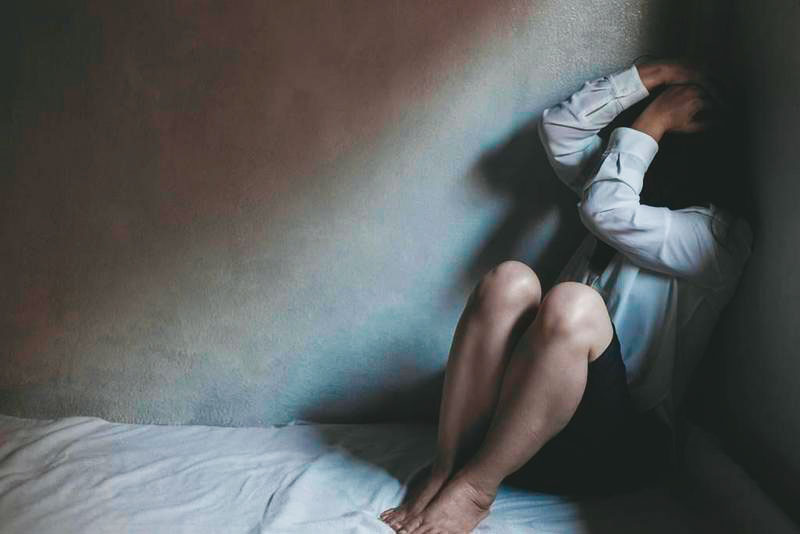 被害少女遭性侵後,身心受創,一度不敢說出實情。(示意圖,非當事人,翻攝shutterstock)