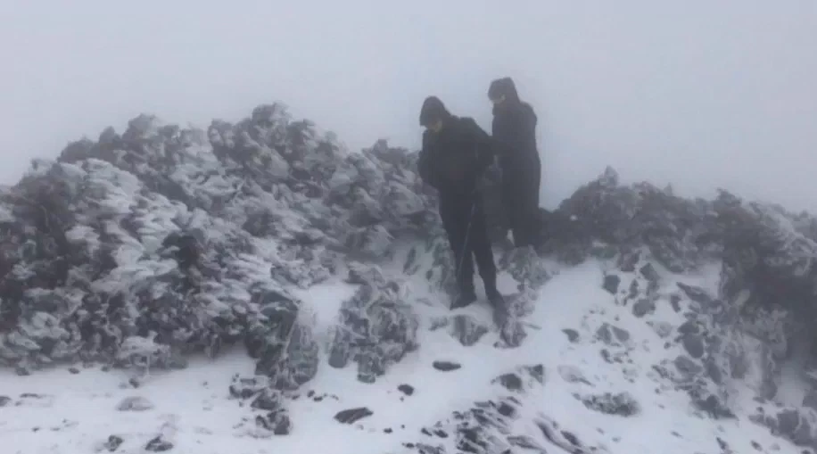 一名登山隊員攻頂時不慎失足摔落谷底,遺孀在喪禮中因氣憤攻擊領隊而遭挨告。(翻攝自東森新聞)