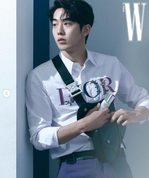 南柱赫1月底為韓國版《W》雜誌拍攝的時尚大片,也穿了DIOR,至今已獲268萬個讚。(翻攝自南柱赫IG)