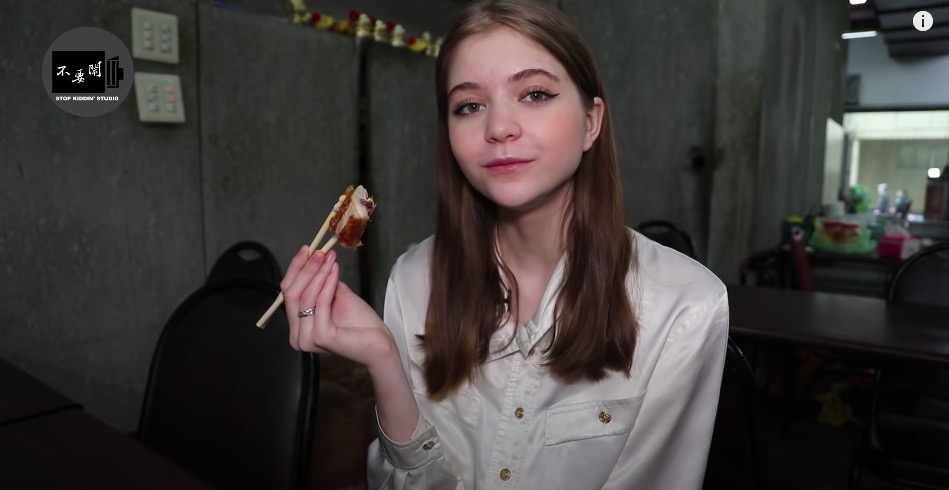 王瑪麗來台灣最驚奇的是菜色超豐富的便當。（翻攝自Stopkiddinstudio YouTube）