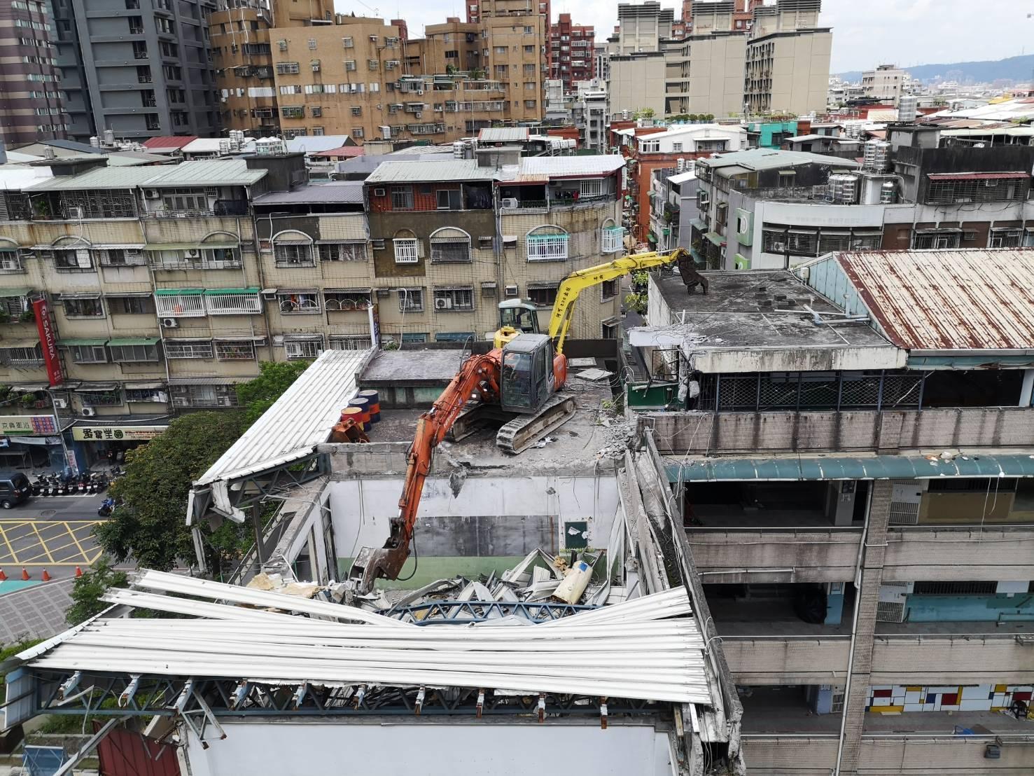 新北市工務局表示，包商施工有將怪手放在最高樓層，逐層進行拆除。（新北市工務局提供） 
