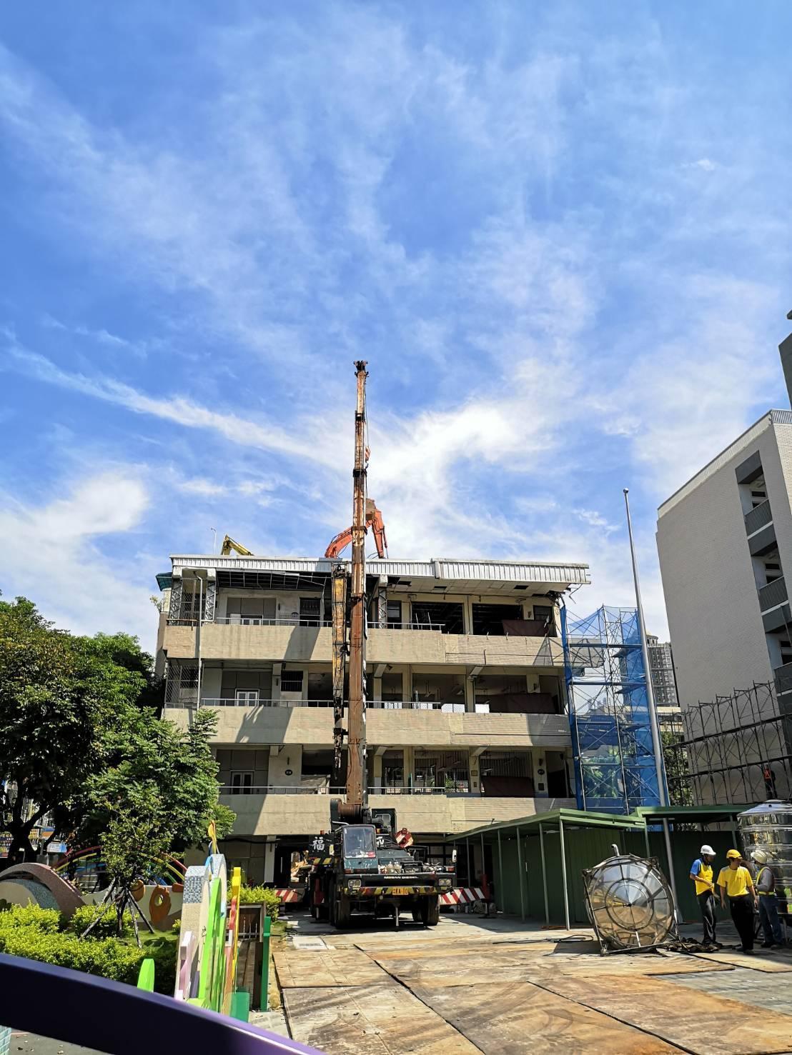 新北市工務局解釋，A小姐所提供的影片則是拆除舊校舍穿堂層1樓，乃因穿堂下並無建築物，若施工怪手站在穿堂頂版進行拆除，將危及拆除作業。（新北市工務局提供） 