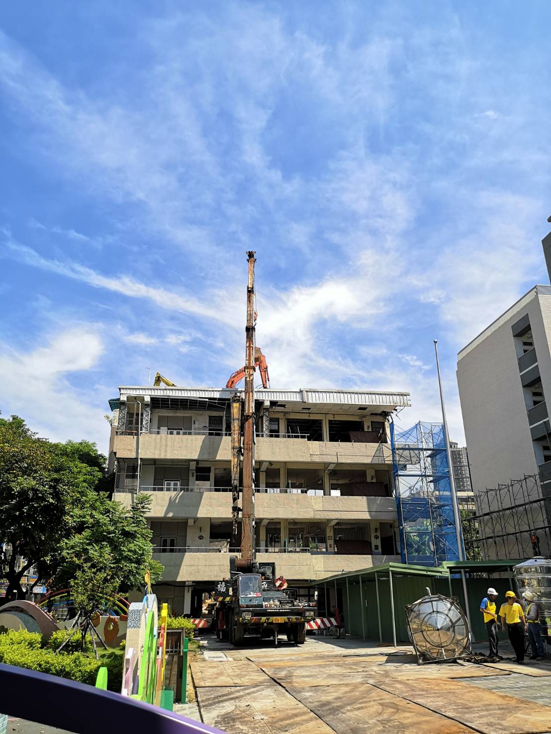新北市工務局解釋，A小姐所提供的影片則是拆除舊校舍穿堂層1樓，乃因穿堂下並無建築物，若施工怪手站在穿堂頂版進行拆除，將危及拆除作業。（新北市工務局提供） 