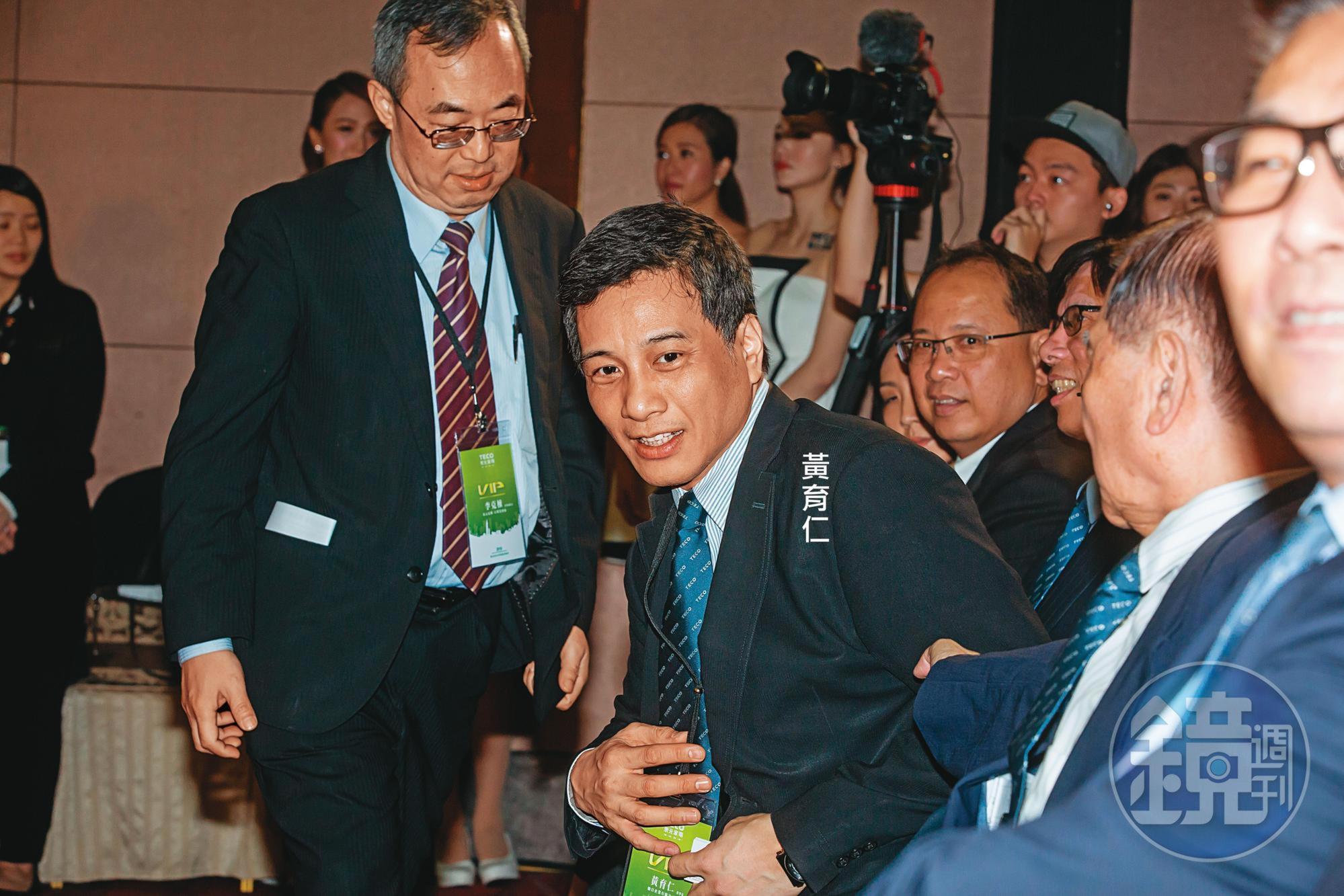 黃育仁選擇靠攏東元原始股東，因此和爸爸黃茂雄分道揚鑣。