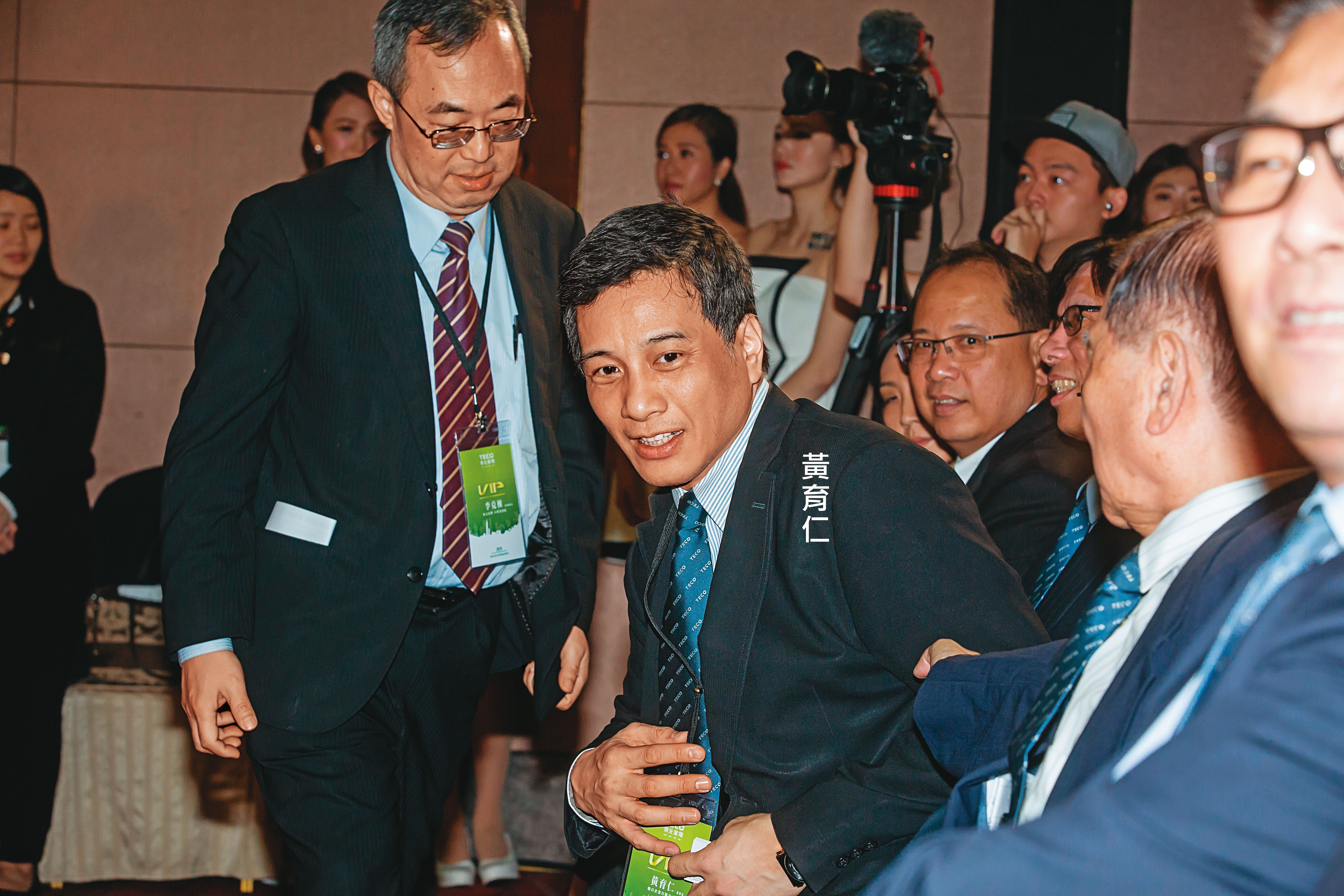 黃育仁選擇靠攏東元原始股東,因此和爸爸黃茂雄分道揚鑣。