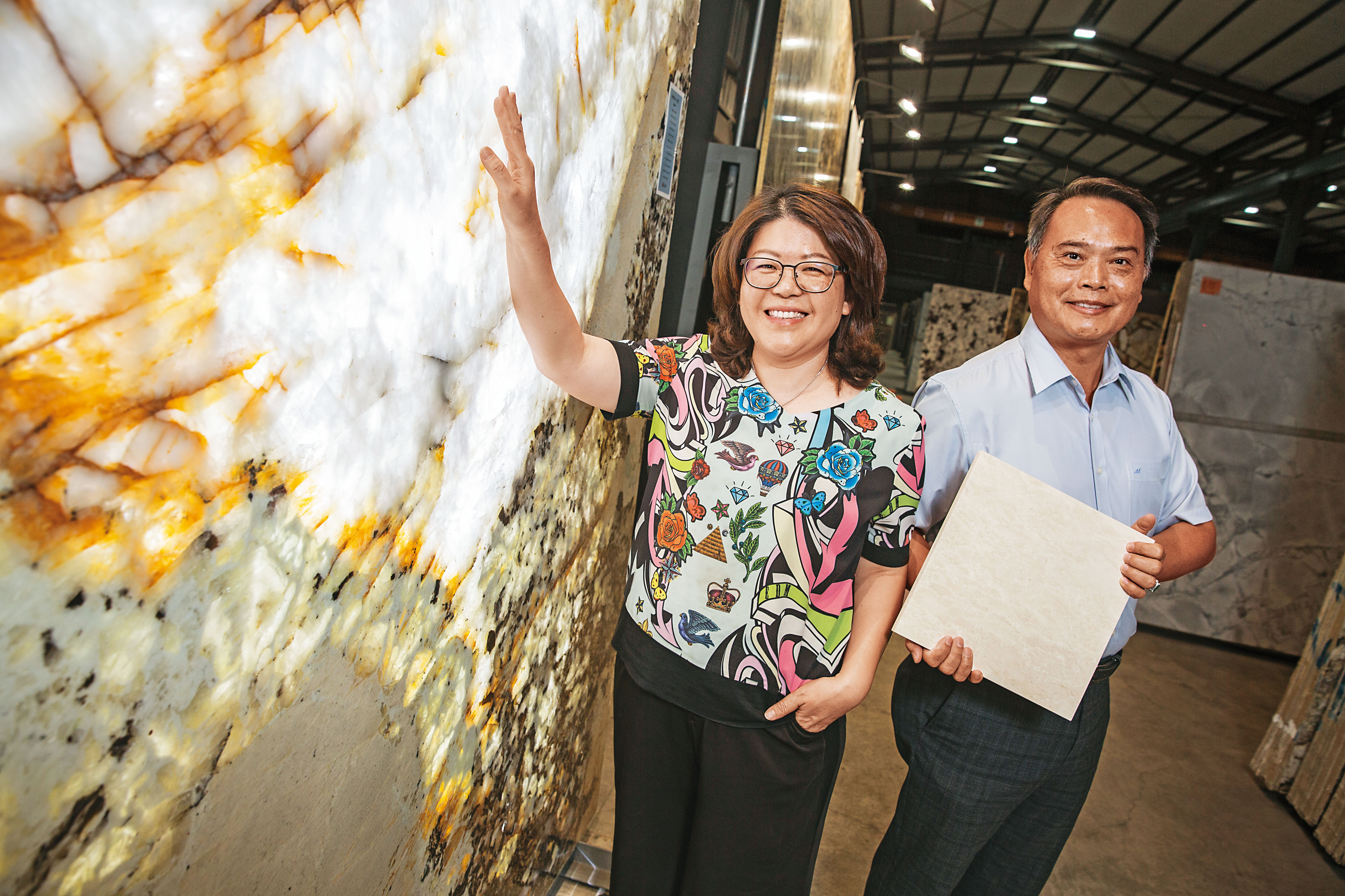 王綺慧（左）與張泰西（右）婦唱夫隨，攜手將大理石材打進5星級飯店和豪宅市場。