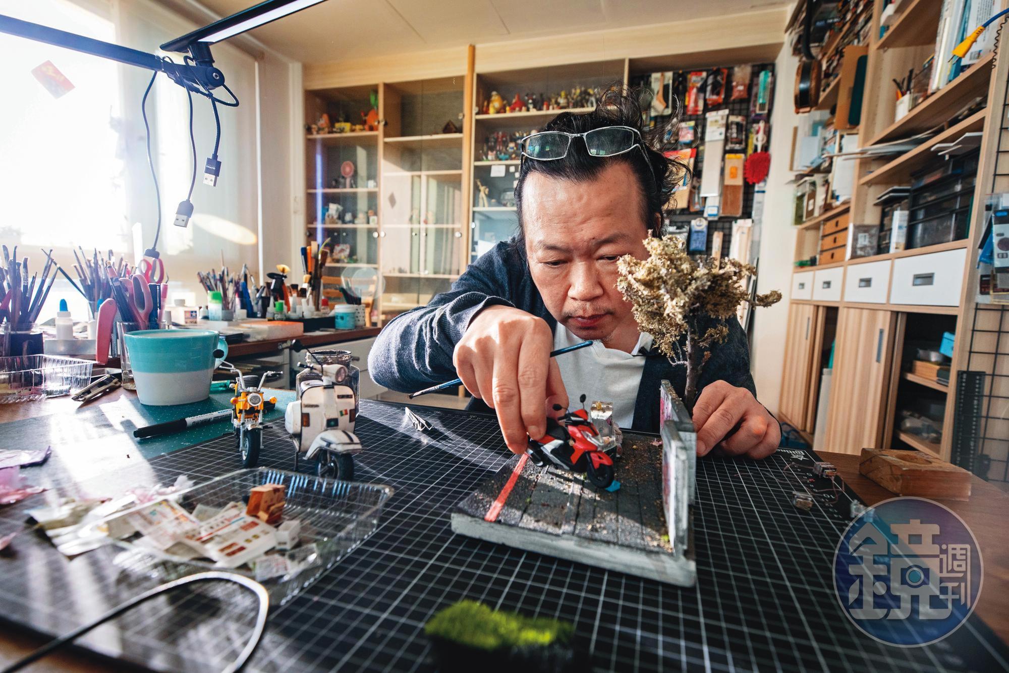 採訪這天,鄭鴻展正在製作他的新作品《台北印象》。