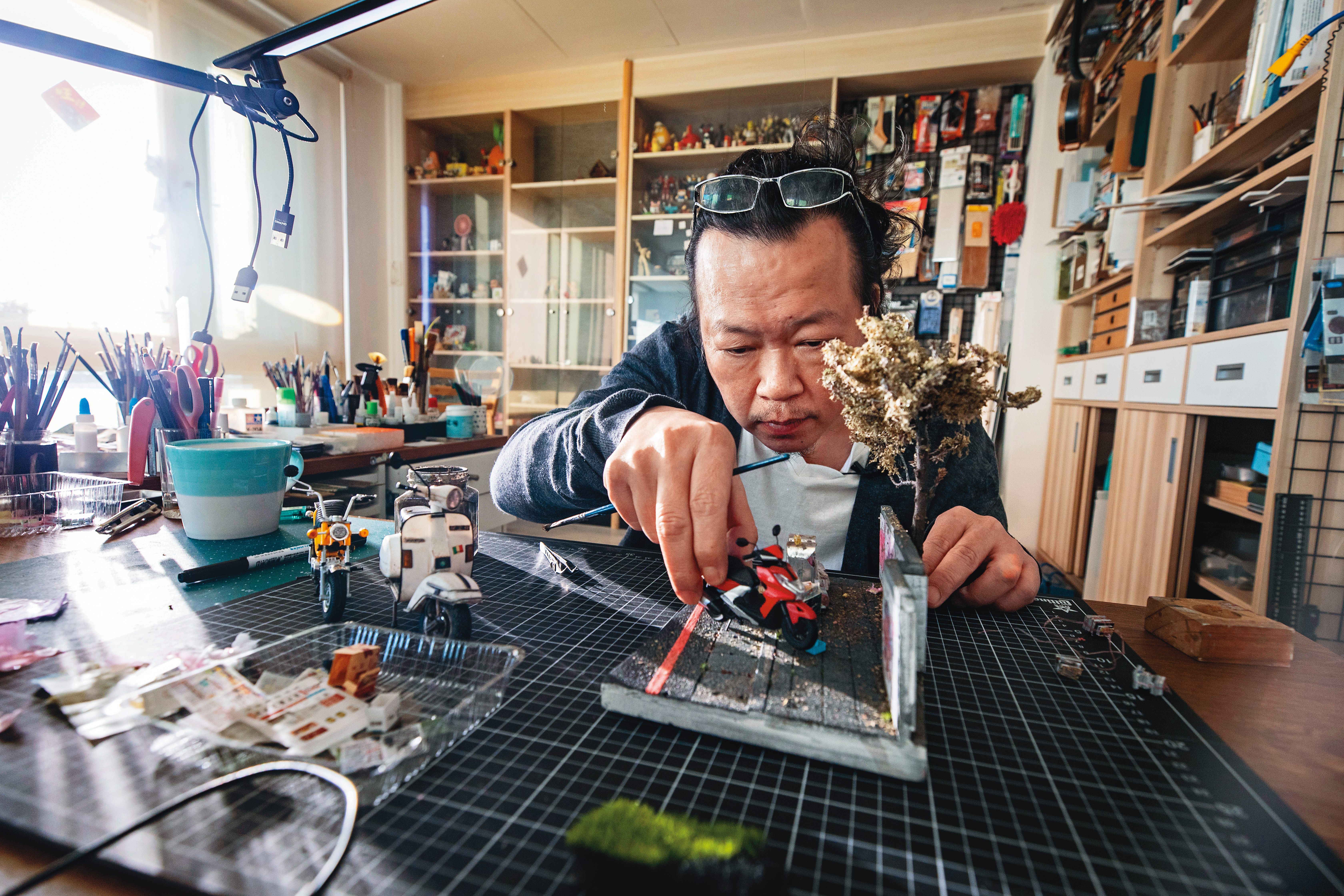 採訪這天，鄭鴻展正在製作他的新作品《台北印象》。