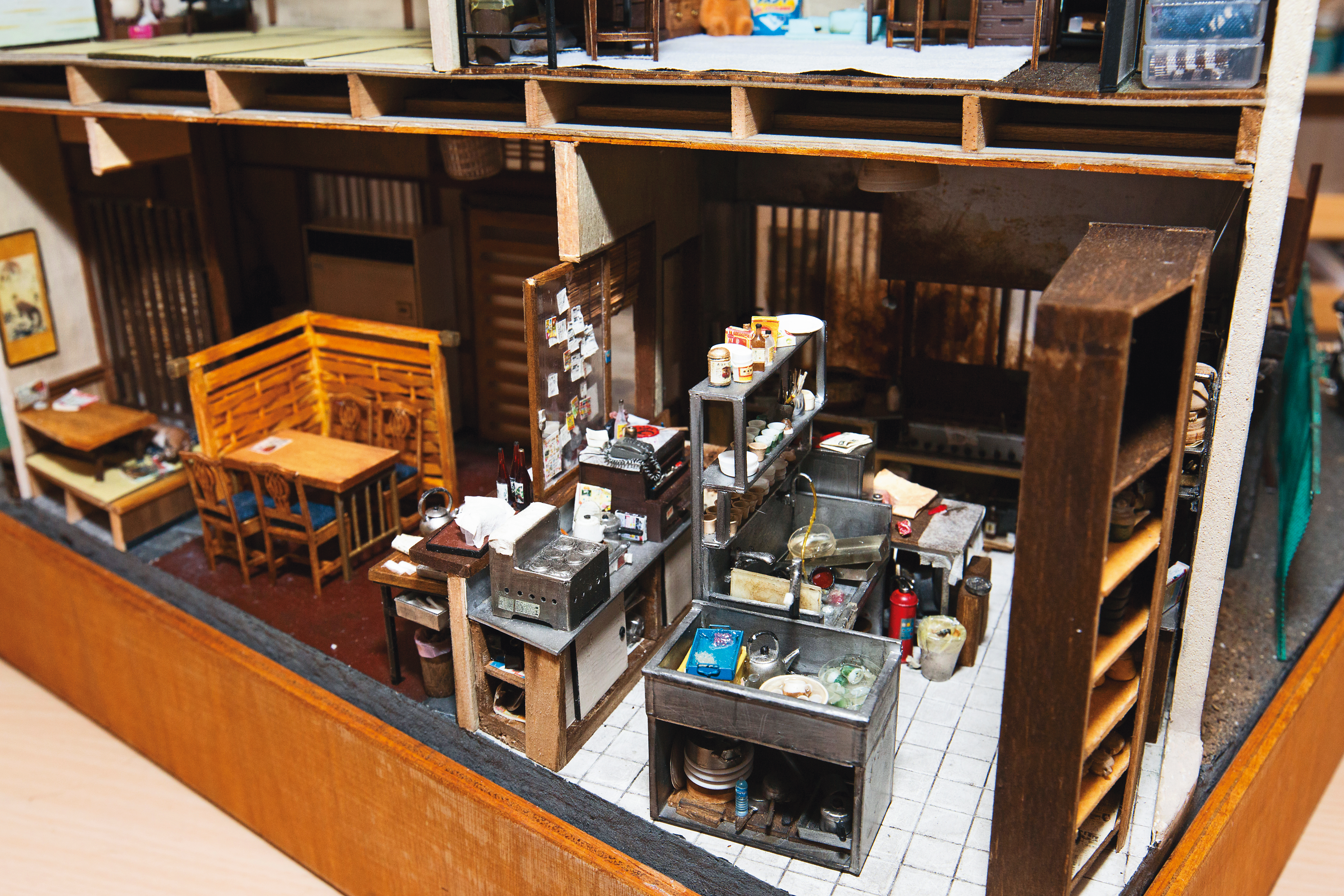 鄭鴻展忠實呈現一間鰻魚店的外觀，以及內部生活情景。