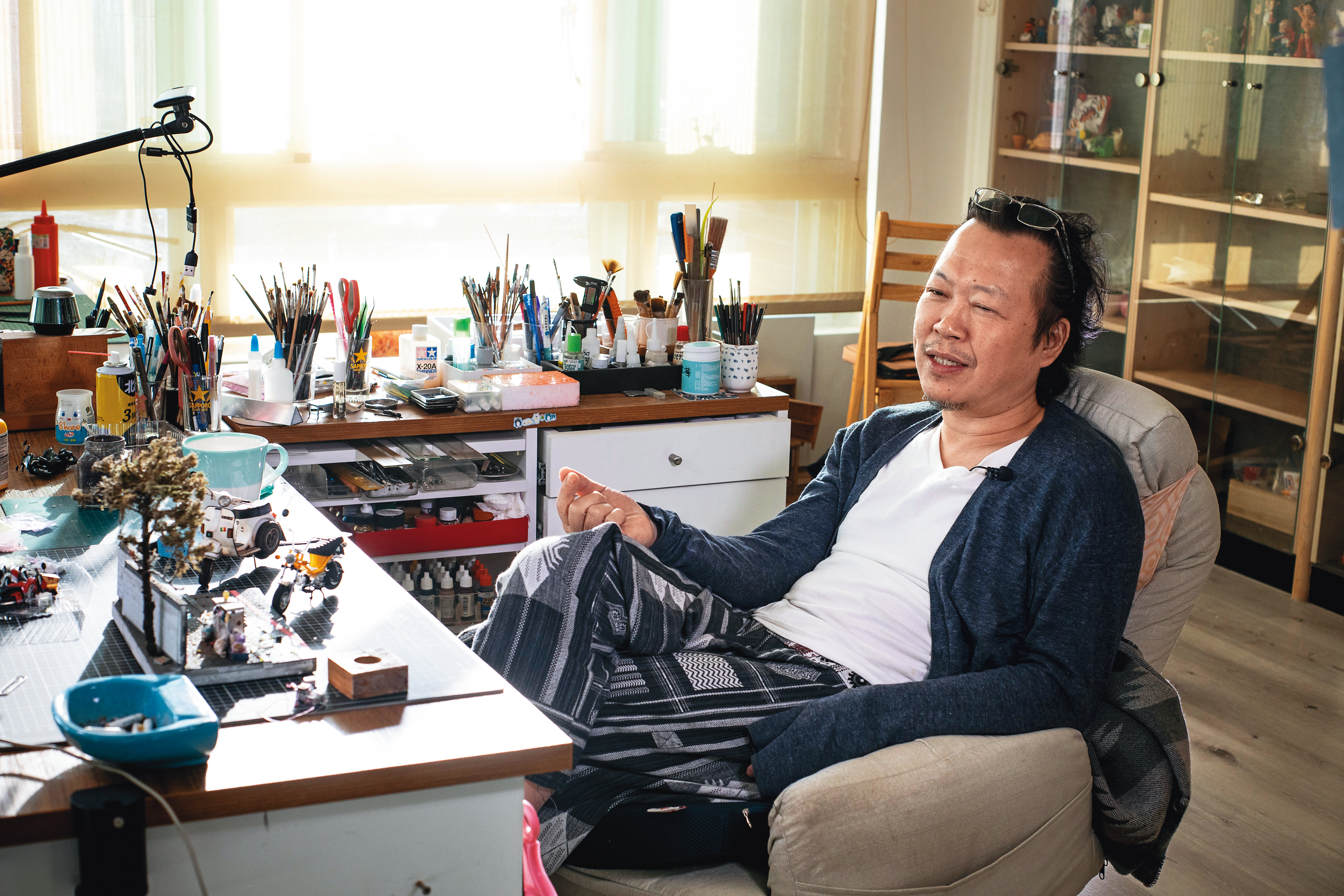 鄭鴻展愛喝酒、抽菸，懶得出門，常常在工作桌前一坐就是10多個小時。