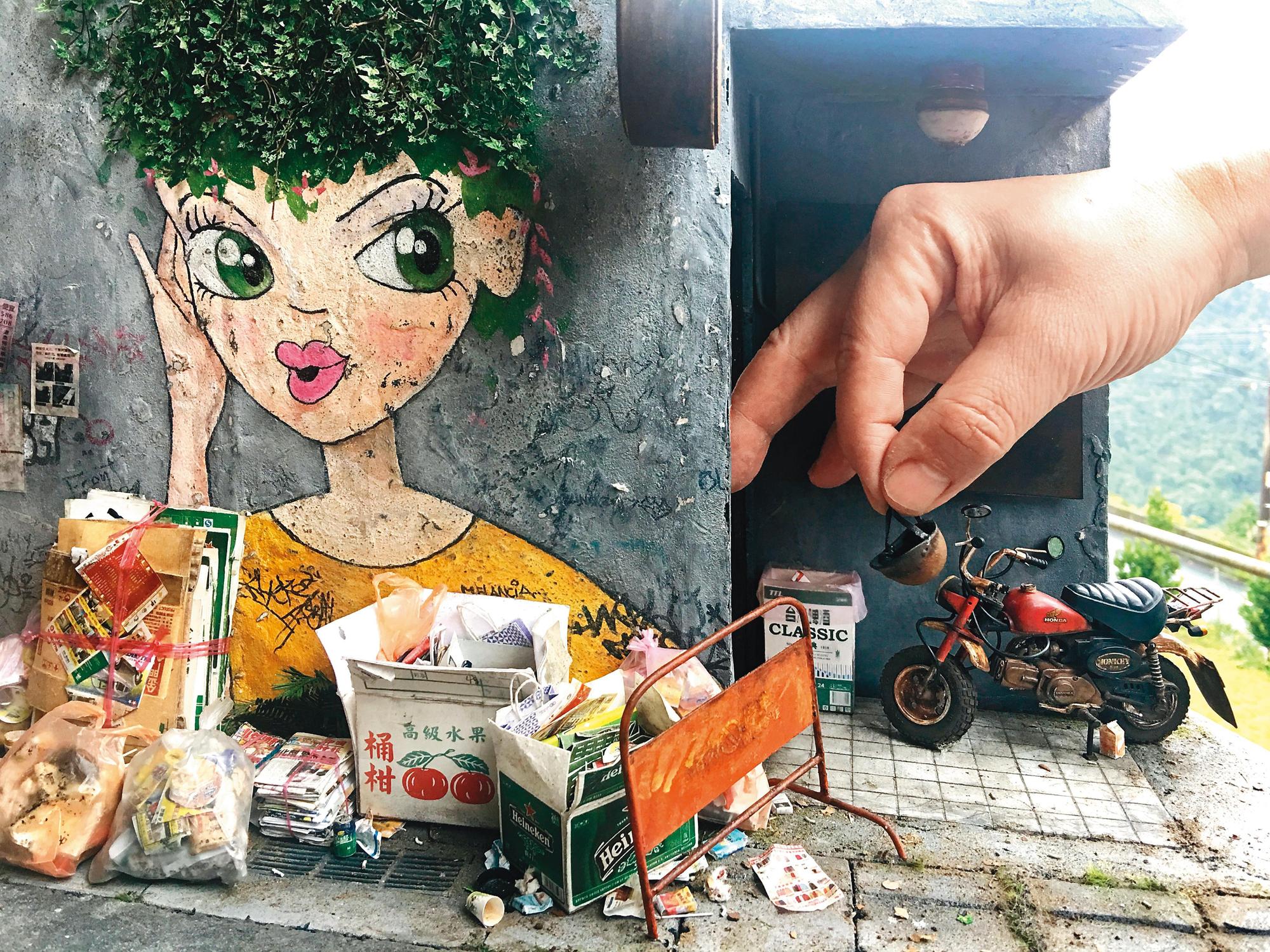 作品《快樂時光》。鄭鴻展擅長用舊化手法在作品中營造氣氛,透過大量的小細節給予觀看者驚奇感。(鄭鴻展提供)