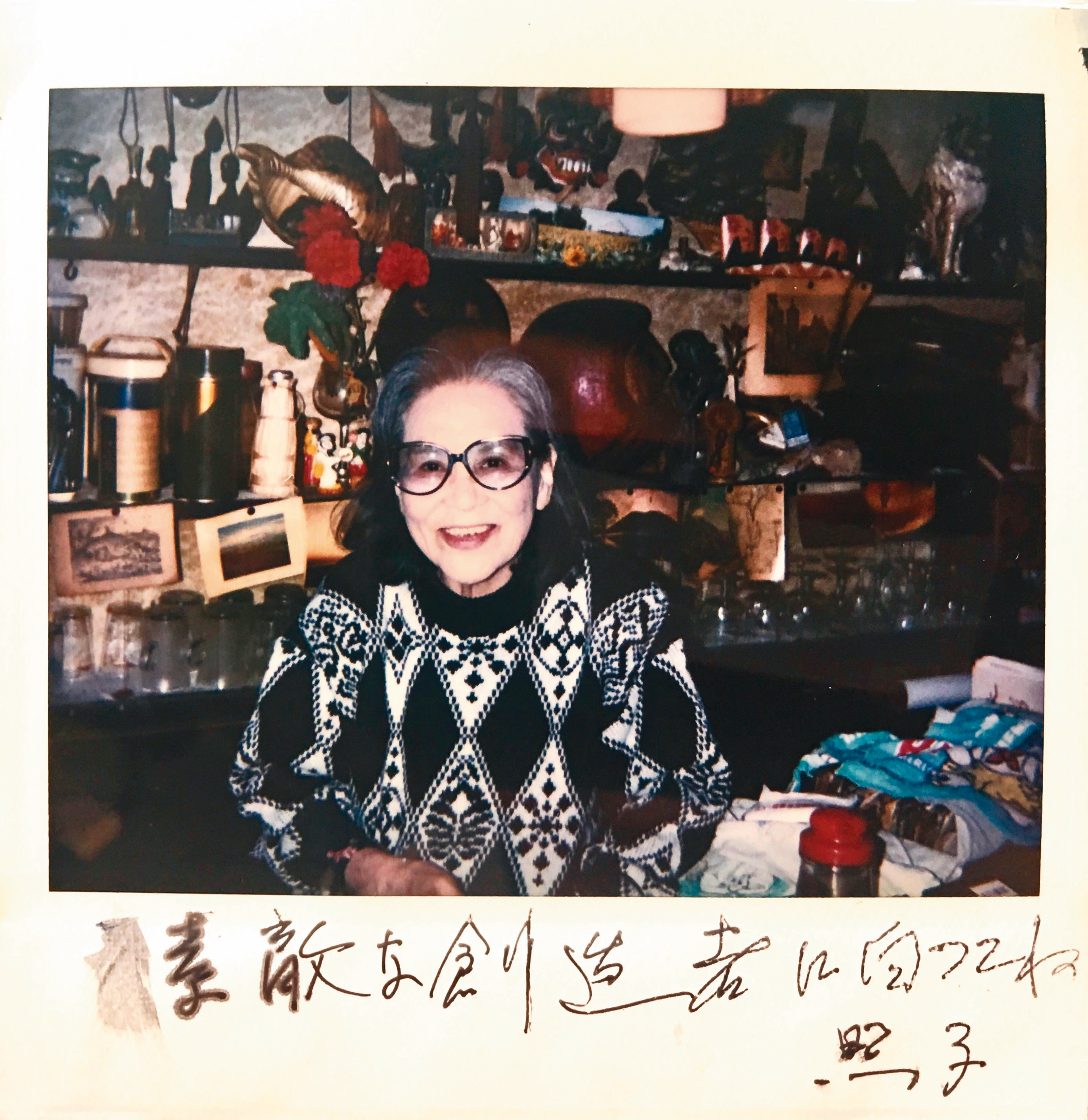 上坂照子在拍立得照片上簽名，並祝福鄭鴻展「要成為一個出色的創作者。」（鄭鴻展提供）