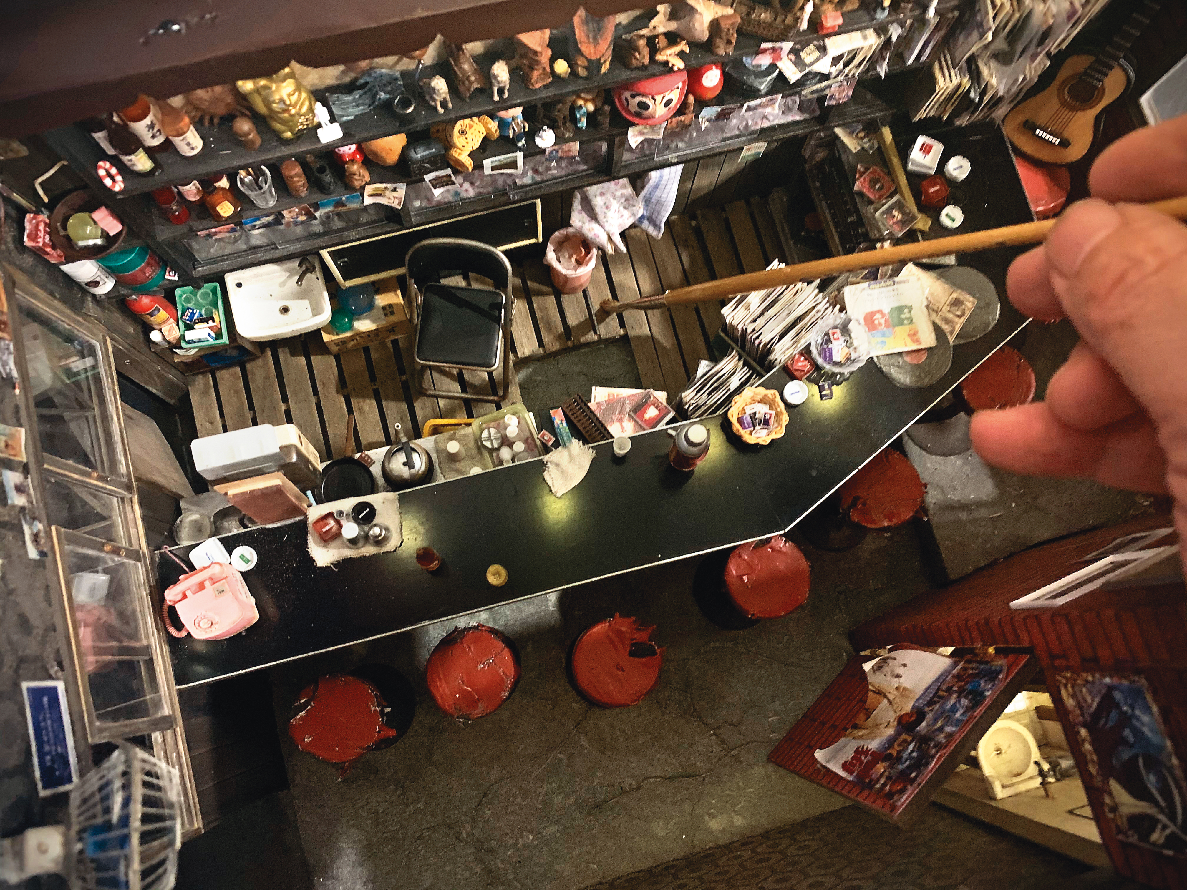 作品《上坂照子》中，鄭鴻展透過友人們提供的舊照片，重新建構記憶中媽媽桑開的老酒吧。（鄭鴻展提供）