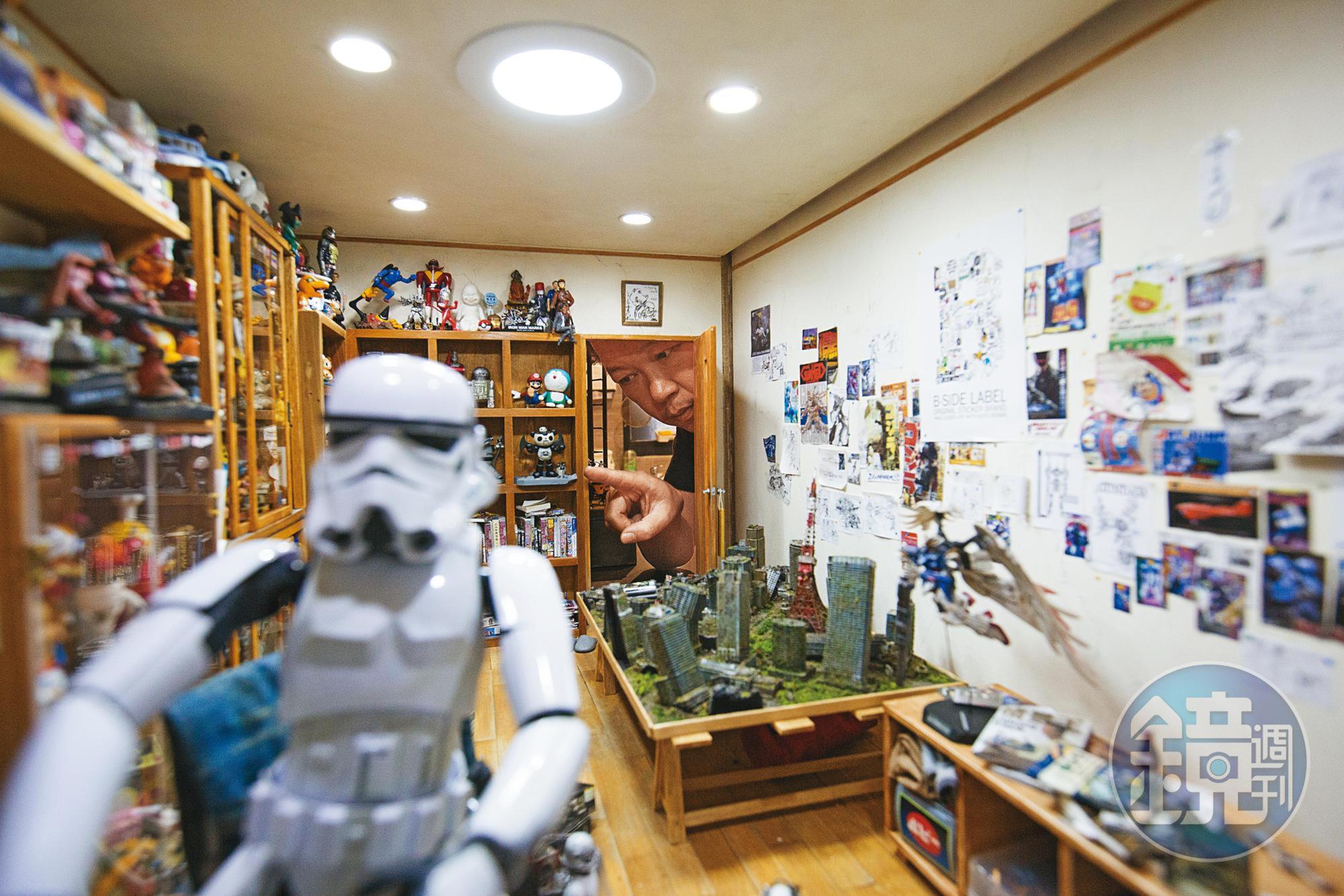 作品《宅男的房間》中，鄭鴻展用星際大戰的帝國風暴兵來代表喜歡玩模型的自己。