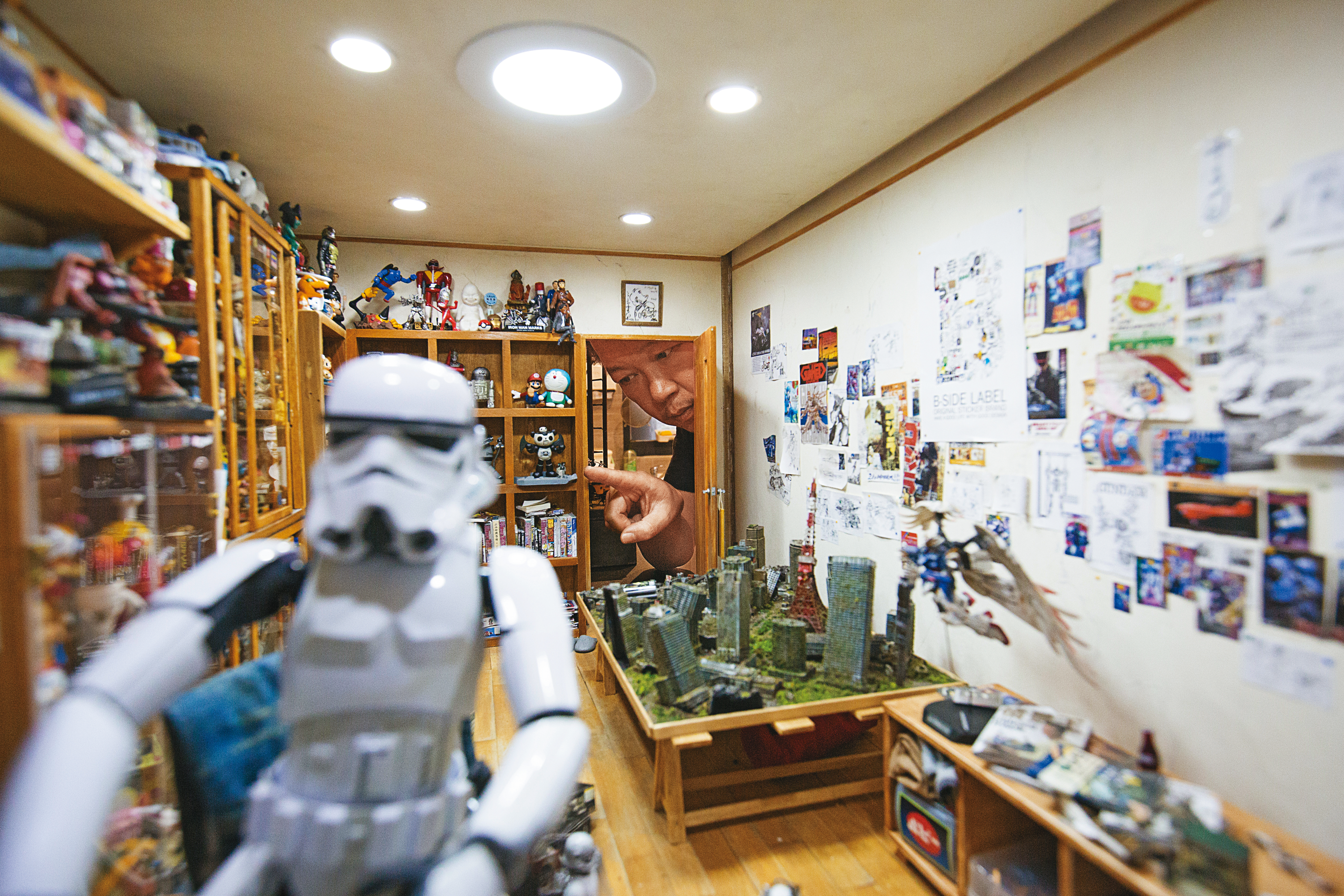 作品《宅男的房間》中，鄭鴻展用星際大戰的帝國風暴兵來代表喜歡玩模型的自己。