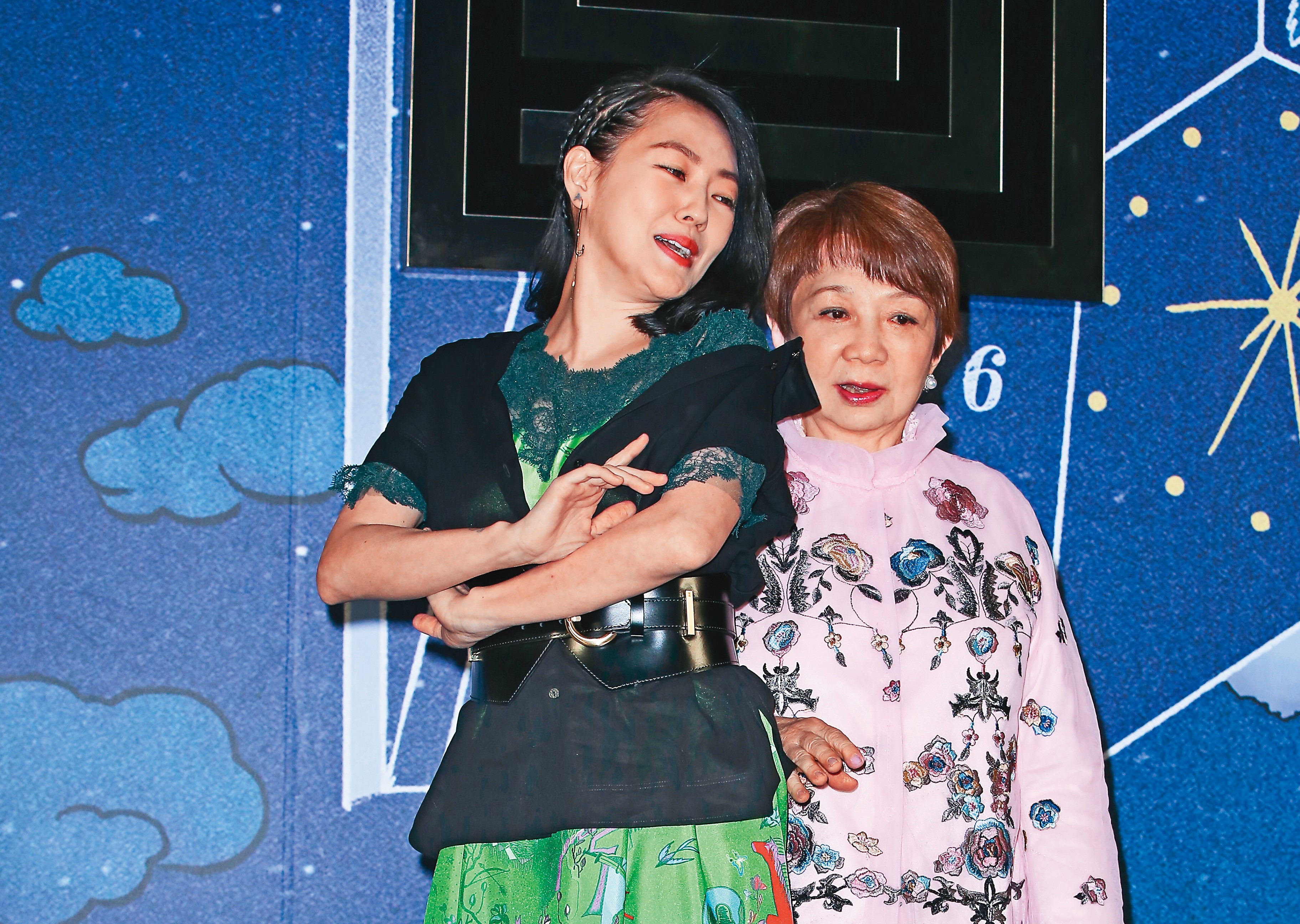 小S（左）瞧一眼婆婆（右），稱讚她「贏得全場關注」，但堅稱自己才是全場第一美，實為模範婆媳表率。（有嗎？）