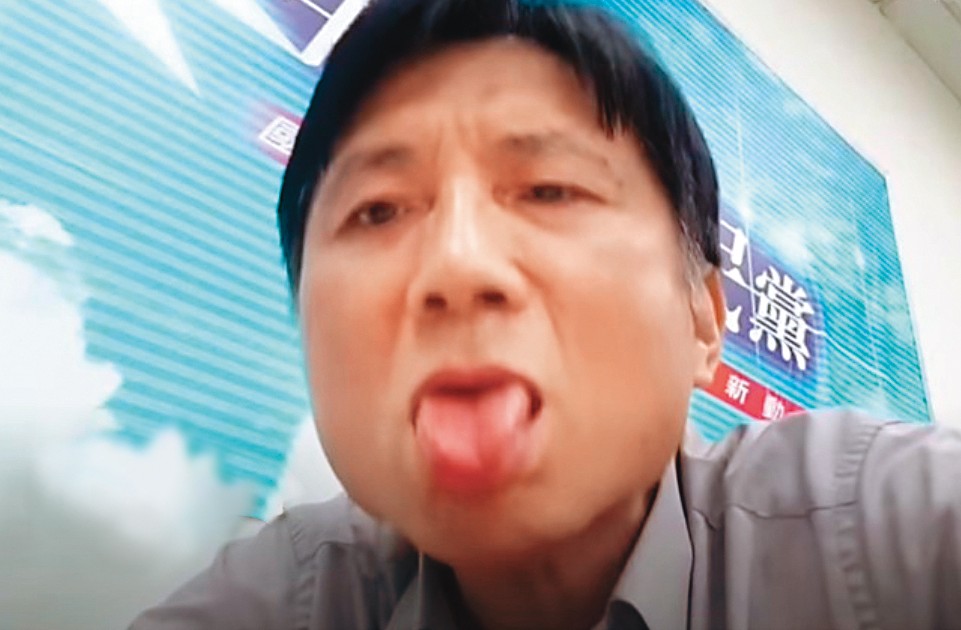 詹江村伸舌狂舔，嘔…「人帥為你濕、人醜吃官司」原來是真的！（翻攝自眼球中央電視台YT）