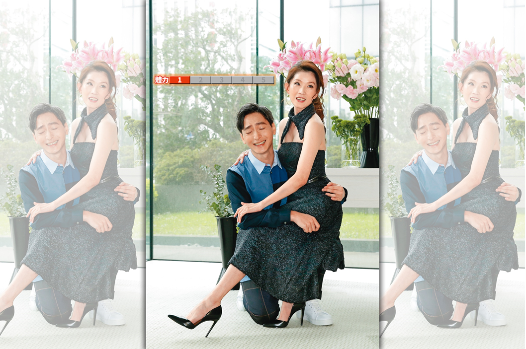 葉全真（右）坐在許懷民（左）腿上，看他表情一臉「母湯」，這體力不行，要再練一下。（抽鞭）