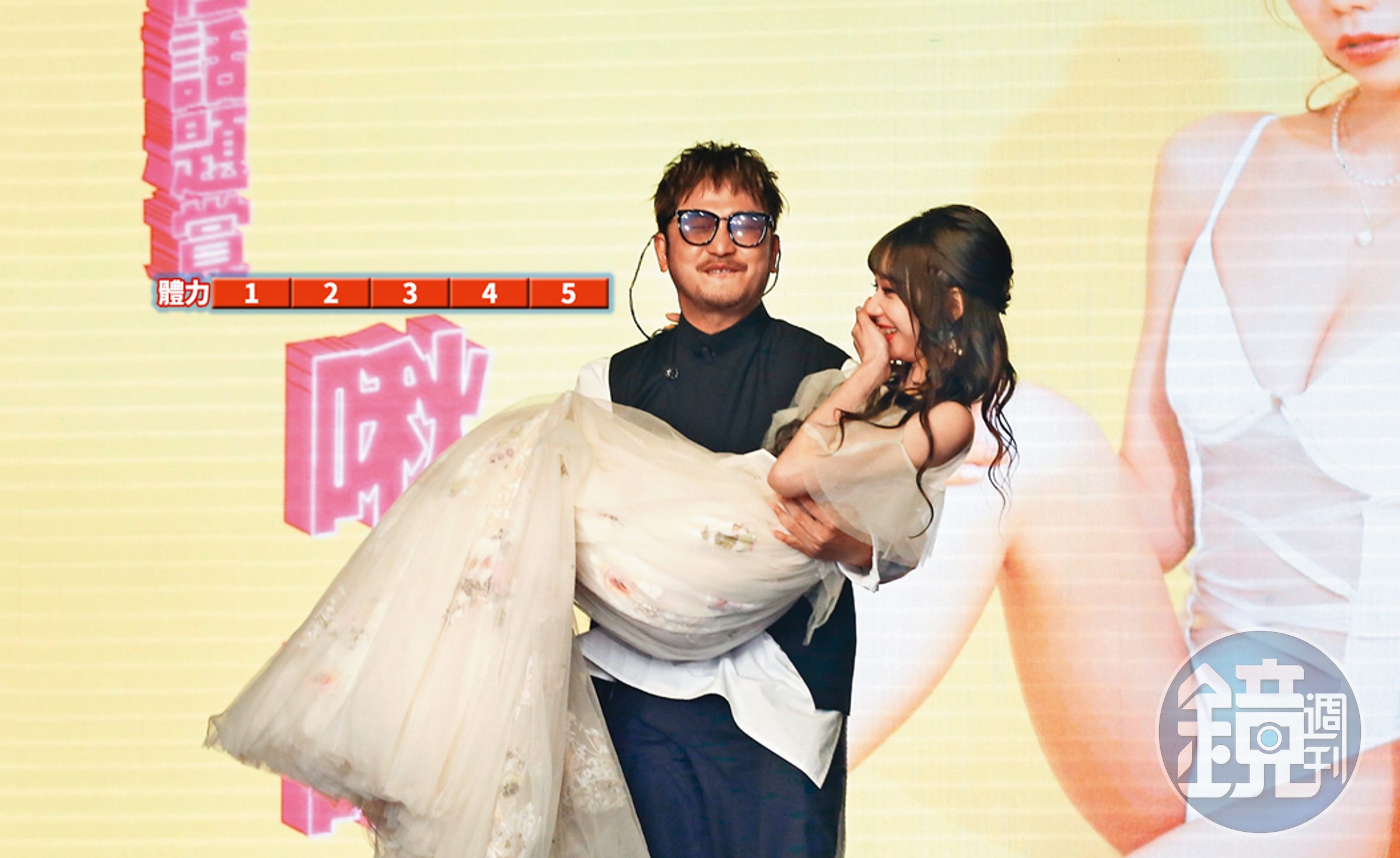 第2屆JKF百大女郎頒獎典禮上，37歲的林柏昇（KID）（左）一手抱起啾啾（右），讚啦～他笑說︰「女郎都是我的菜，但不能同時多人運動。」