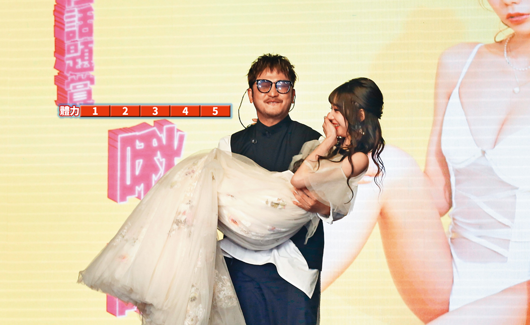 第2屆JKF百大女郎頒獎典禮上，37歲的林柏昇（KID）（左）一手抱起啾啾（右），讚啦～他笑說︰「女郎都是我的菜，但不能同時多人運動。」