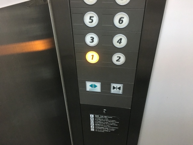 電梯維修業者表示,民眾若受困電梯千萬不要硬扳開門,以免發生墜樓意外。(示意圖,Photo-AC)