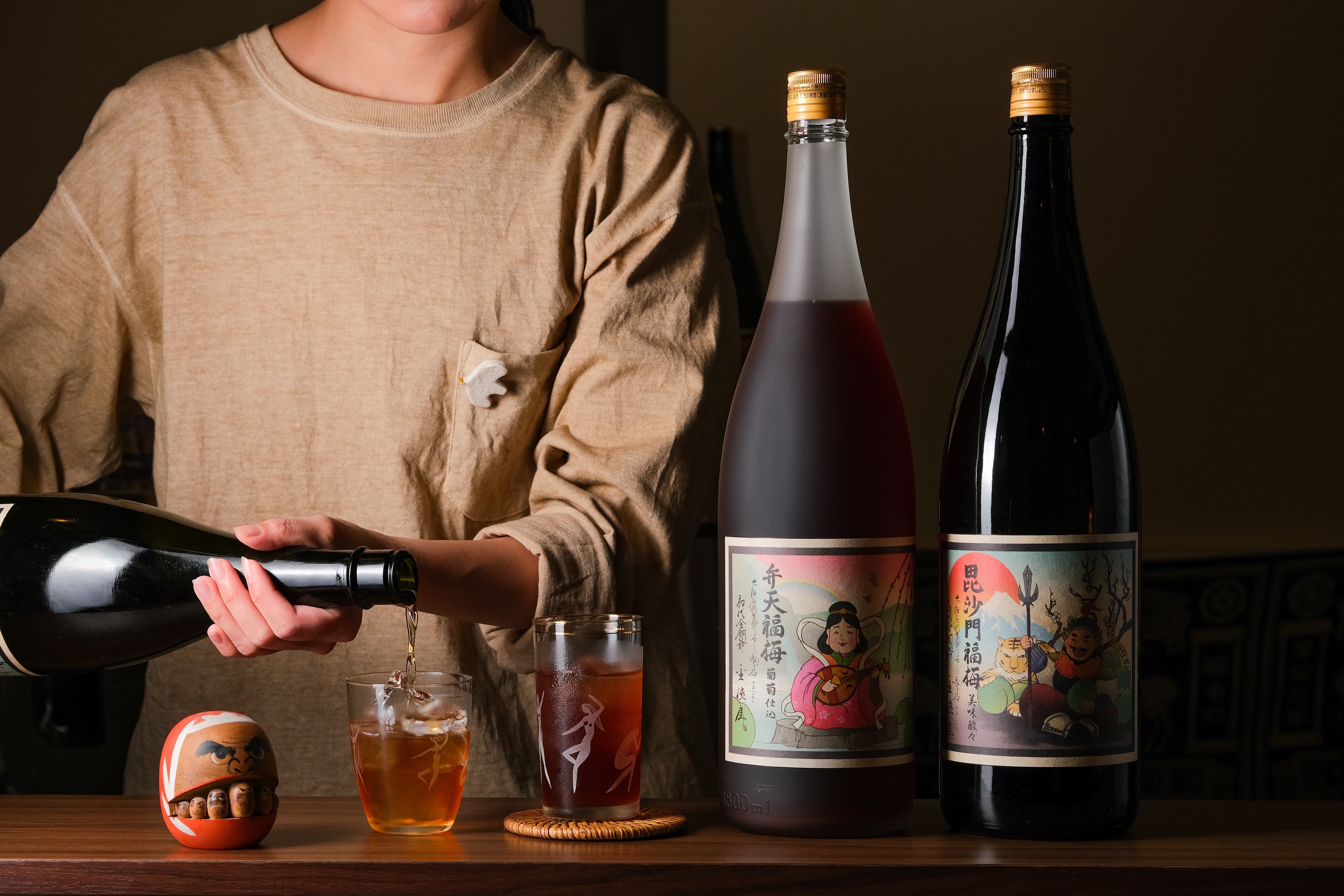 「弁天福梅酒」（左）無論香氣與口感皆飽含帶葡萄香，後味深沉。使用青梅釀造的「毘沙門福梅酒」（右）酸香宜人，餘韻悠長。（兩款皆為230元／杯）