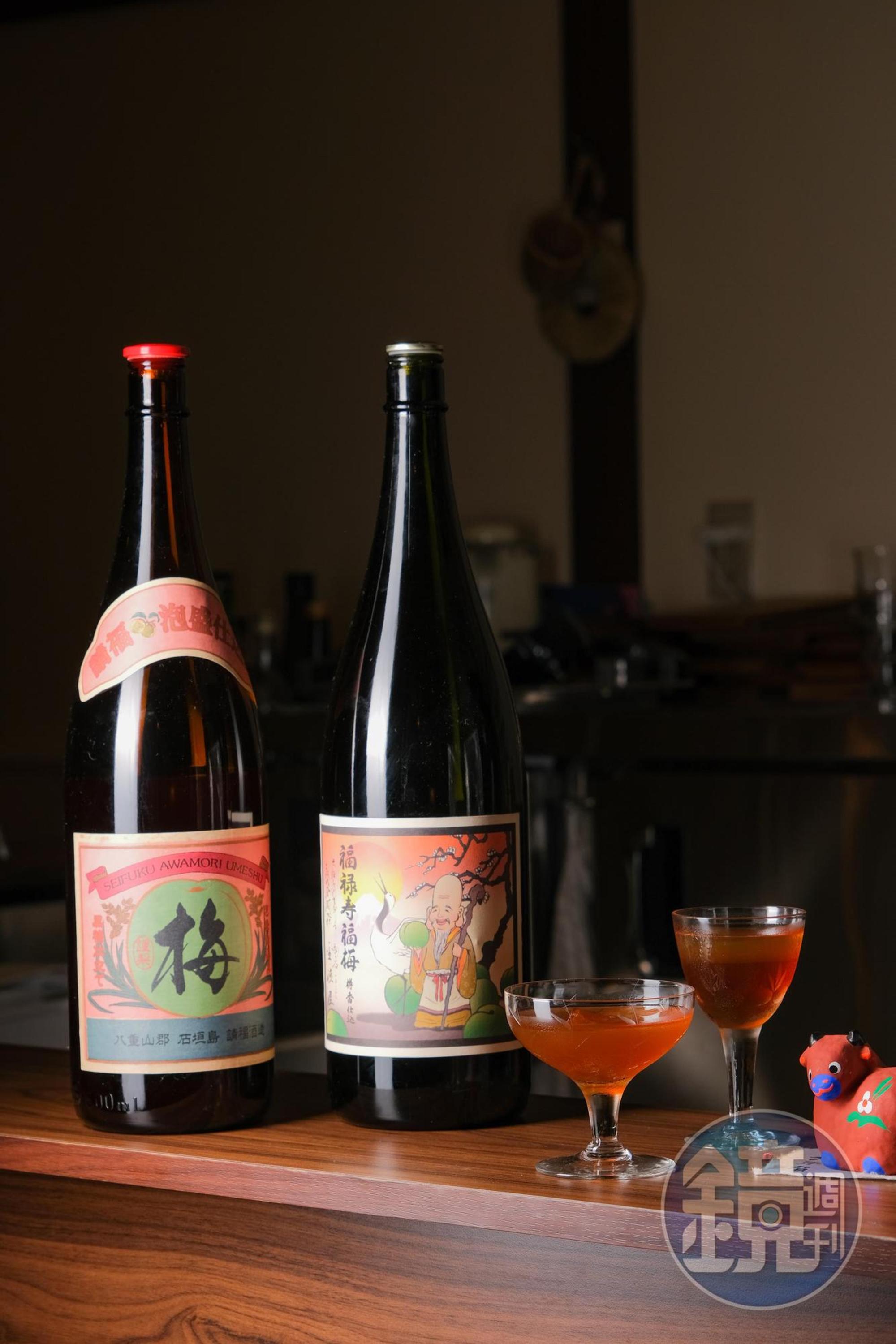 以琉球燒酎泡盛為基底的「請福梅酒」（左），淡淡黑糖香氣述說著日本南島風味。「福祿壽福梅酒」（右）帶有濃厚的白蘭地甘飴。（兩款皆為230元／杯）