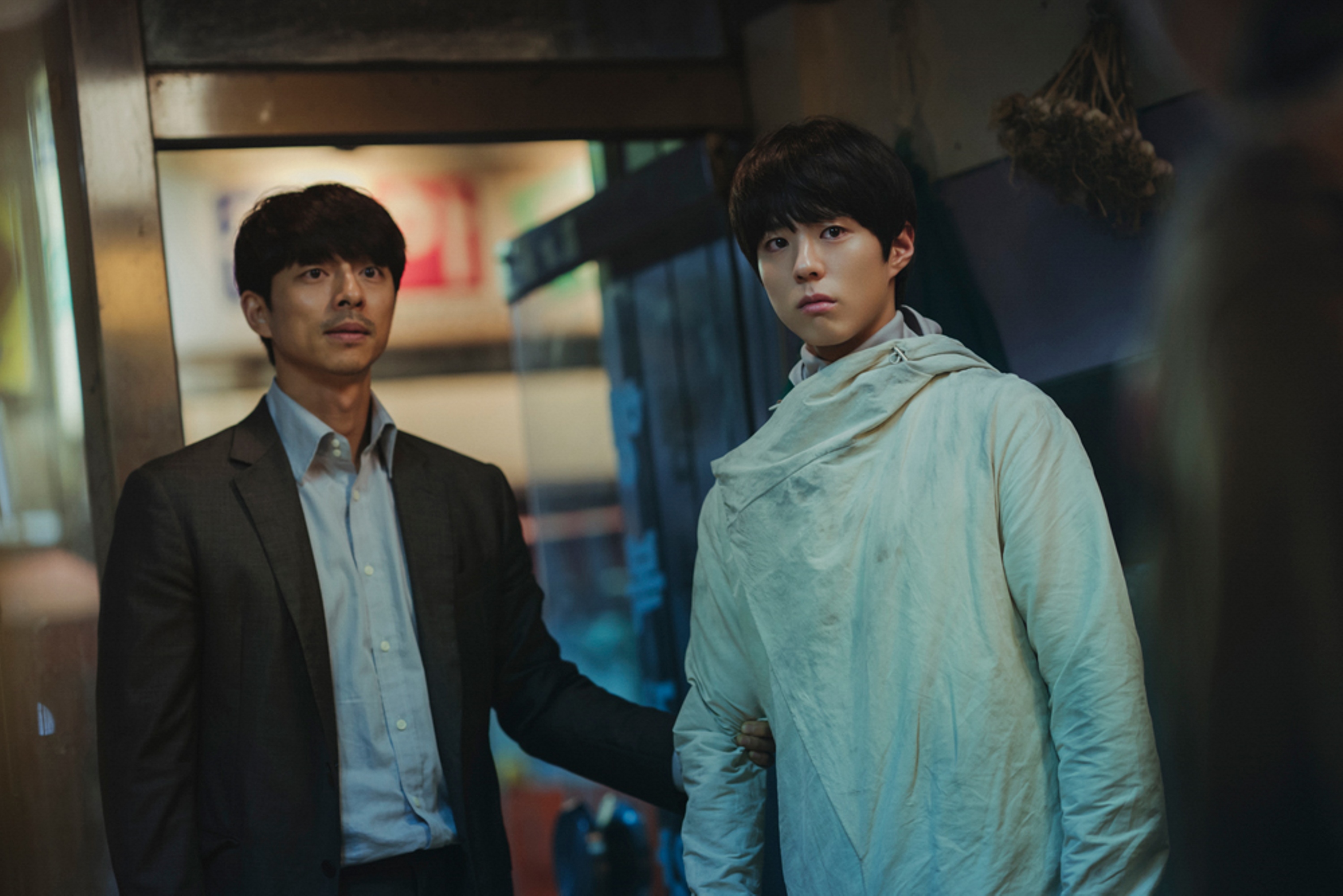 孔劉（左）與朴寶劍主演新片《永生戰》定檔4月15日台韓同步上映。（CATCHPLAY提供）