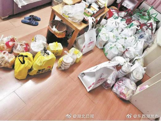 汪姓女子點了2千多份餐點,導致家中被塞爆。(翻攝自微博)