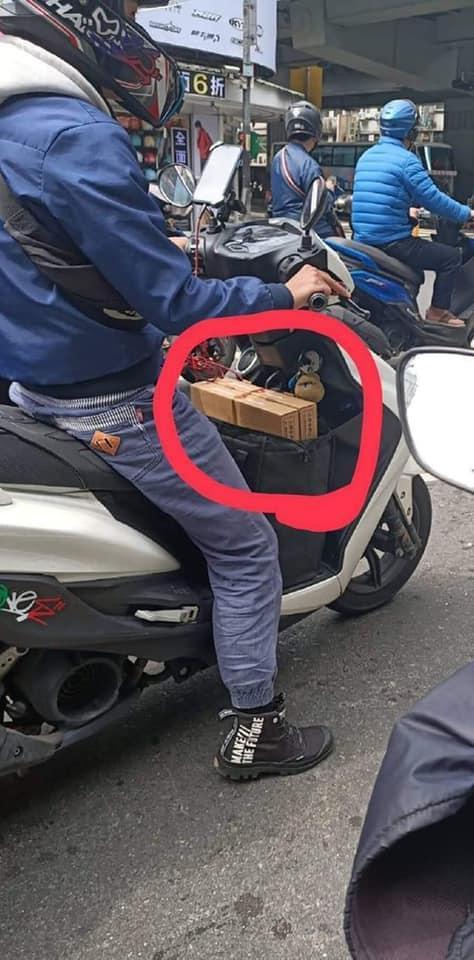 網友轉貼外送員將披薩垂直插在保溫袋中的照片，引起熱議。（翻攝自外送員的奇聞怪事臉書）