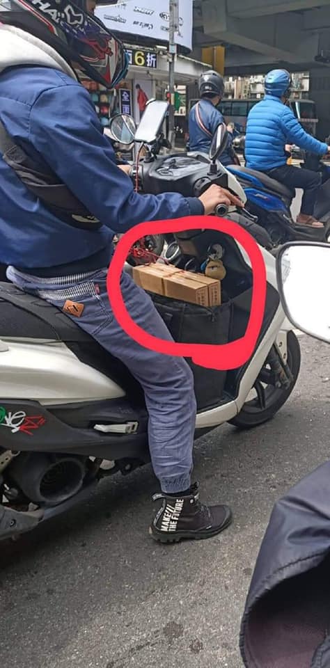 網友轉貼外送員將披薩垂直插在保溫袋中的照片,引起熱議。(翻攝自外送員的奇聞怪事臉書)