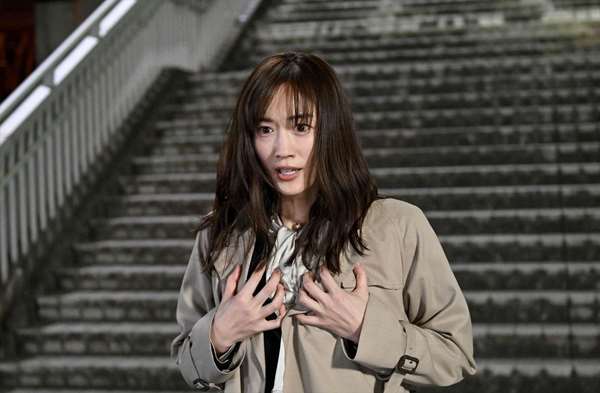 綾瀨遙在《天國與地獄》中飾演刑警，在經歷多番波折後，終於找回自己的靈魂。（翻攝自TBS）