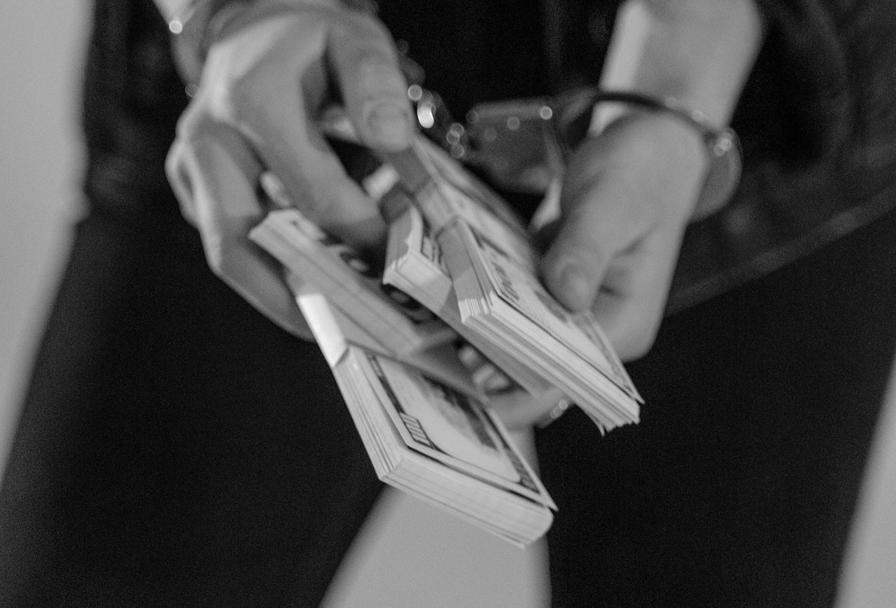 東京都警視廳日前以詐欺罪名逮捕一名70歲女性小幡美知惠，罪名為與人共謀詐騙80歲女性。（Pexels，示意圖）