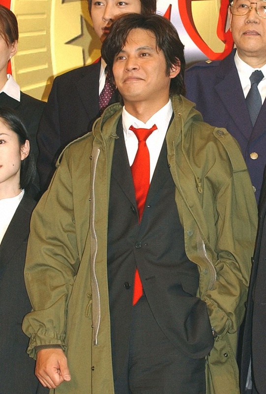 高橋一生的造型和當年織田裕二（圖）在《大搜查線》中的刑警look一模一樣。（翻攝自網路）