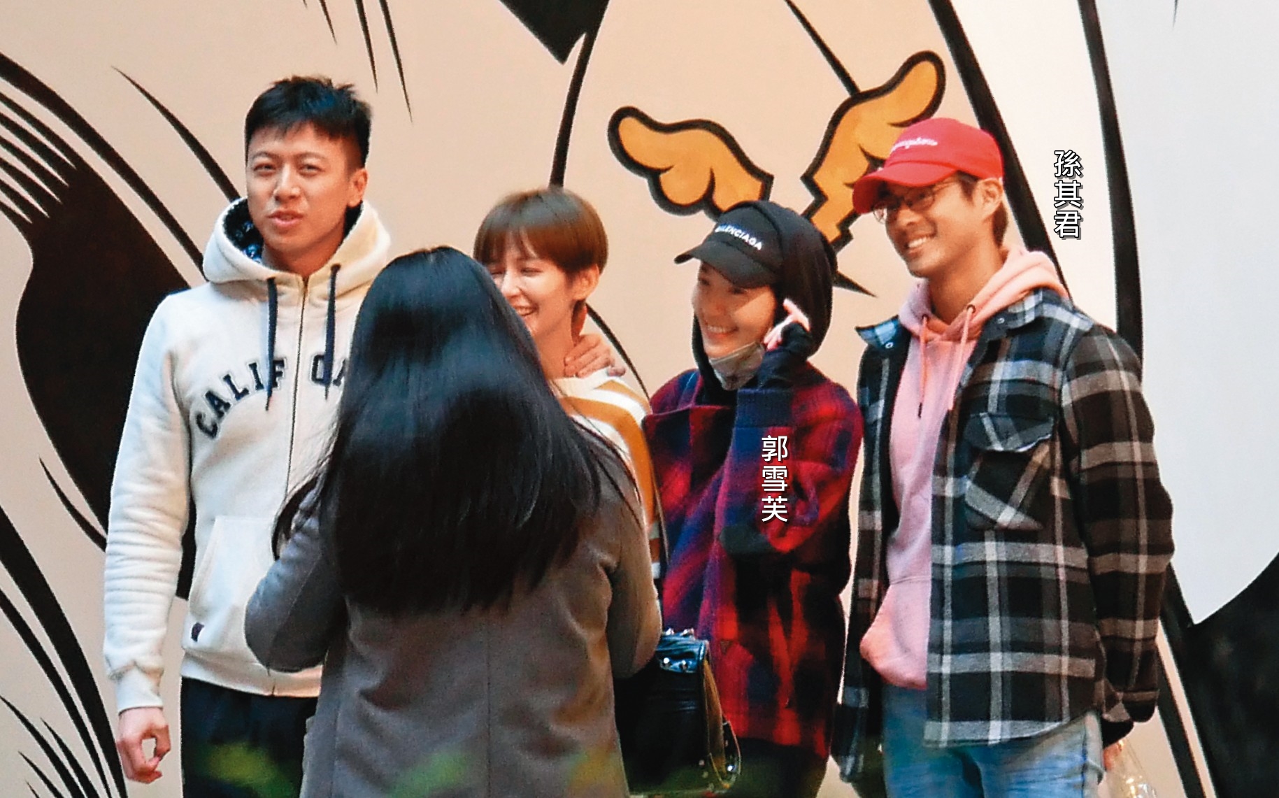 本刊直擊郭雪芙（右二）與孫其君（右一）熱戀正在萌芽，拍到難得出遊照片。