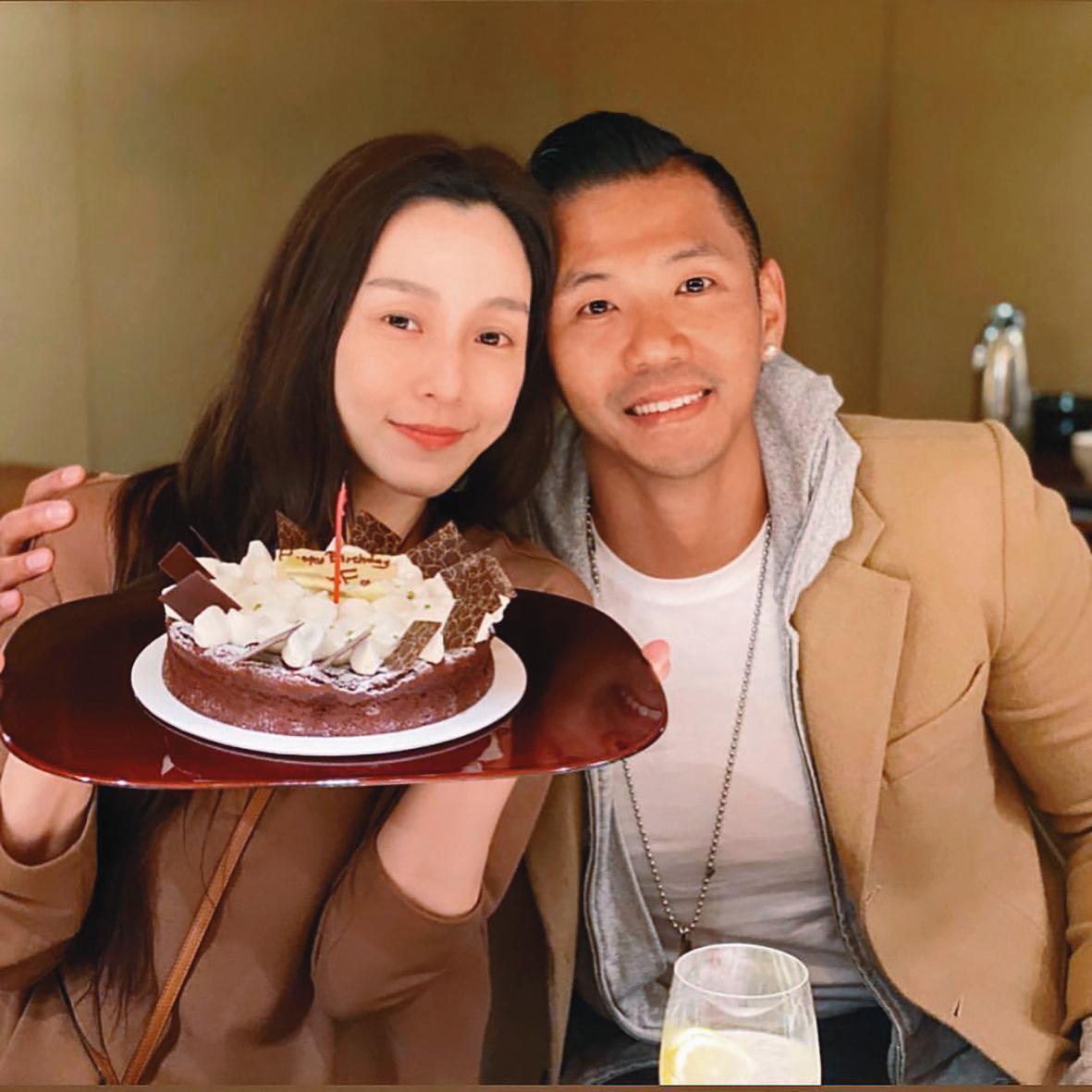 陳建州(右)在眾目睽睽之下,在球賽中場休息時求婚成功,范瑋琪(左)感動落淚。(翻攝陳建州IG)