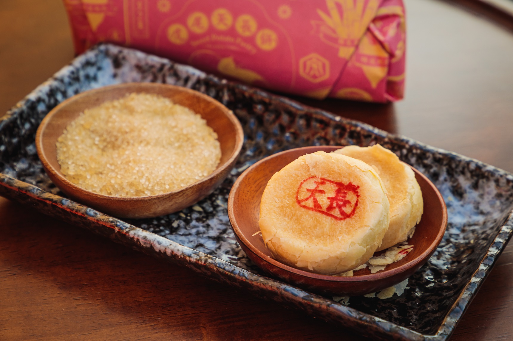 特別選用虎尾糖廠生產的本土二砂與雲林地瓜做成的「天長餅」。