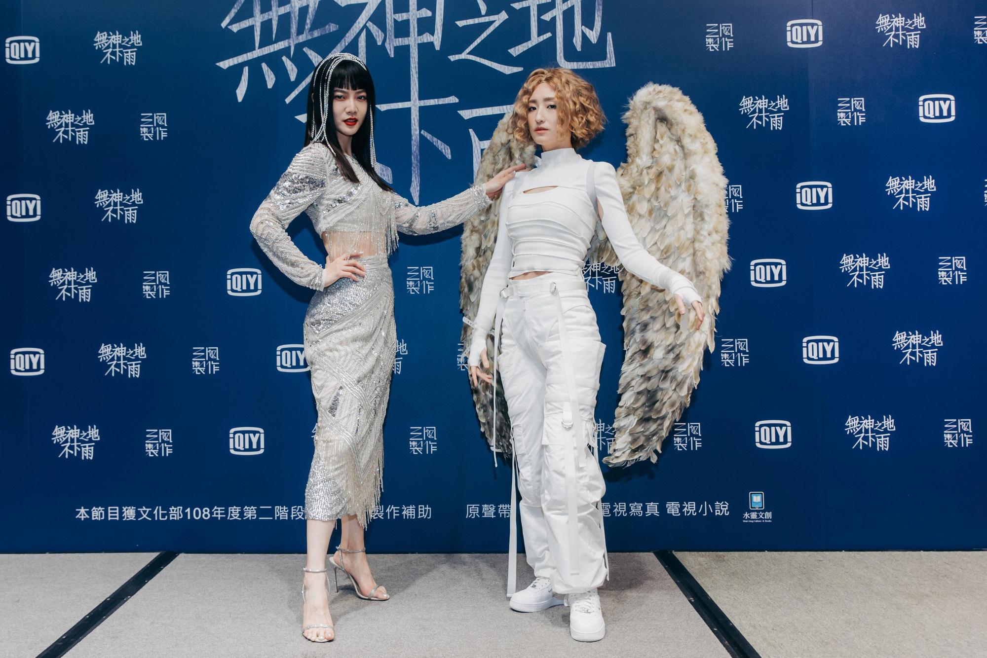 《無神之地不下雨》曾之喬（左）殺青宴扮愛神崔苔菁、柯佳嬿扮大天使加百列。（三鳳製作提供）